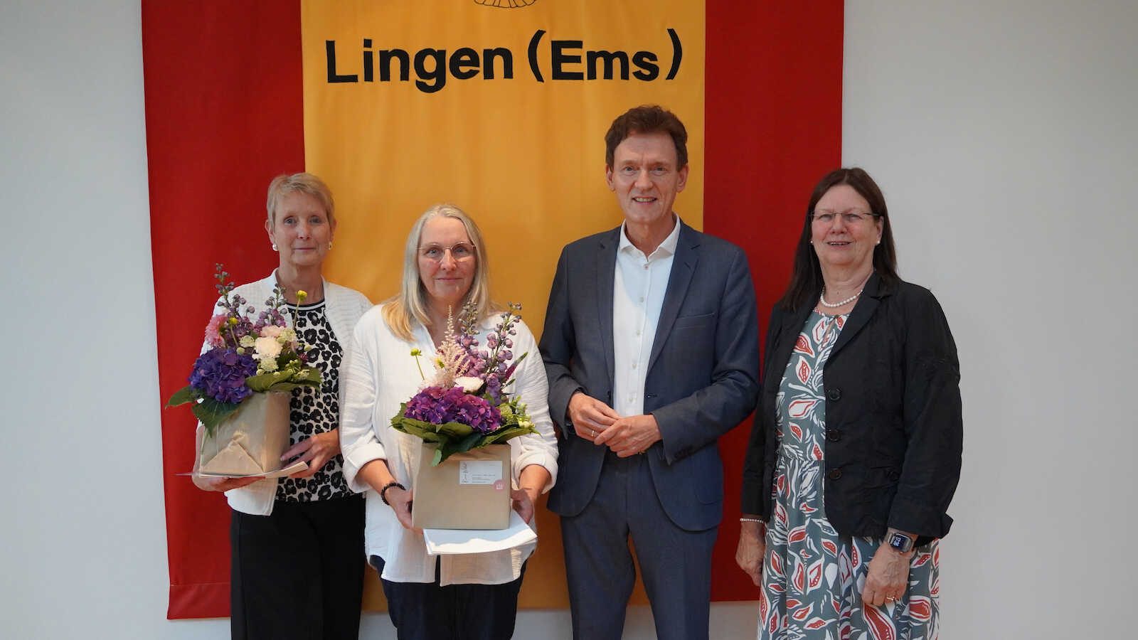 Marita Vogel und Sabine Franzen mit Oberbürgermeister Dieter Krone bei der Verleihung des Bürgerpreises