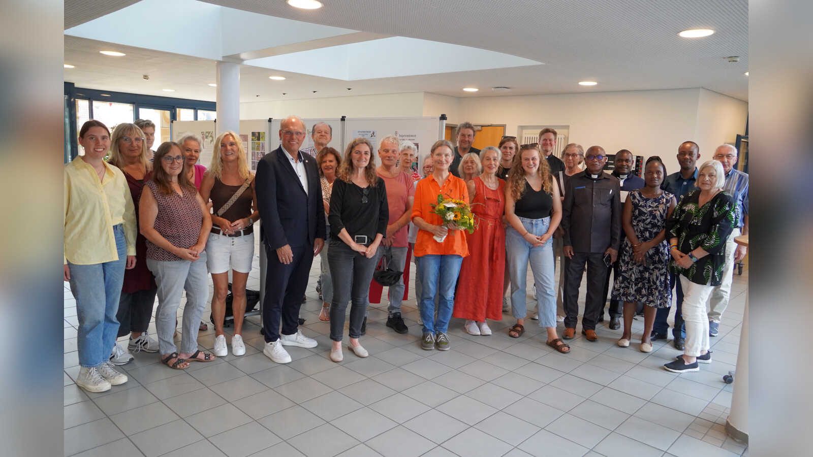 Eröffnung der Ausstellung BEES im Foyer des Neuen Rathauses in Lingen mit Bürgermeister Stefan Heskamp und Projektbeteiligten