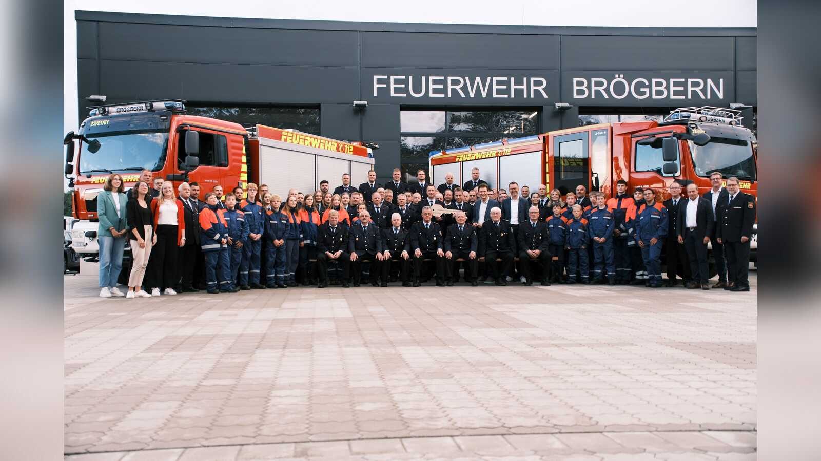 Vertreter von Stadt, Landkreis und Feuerwehr bei der Eröffnung des neuen Feuerwehrhauses in Brögbern
