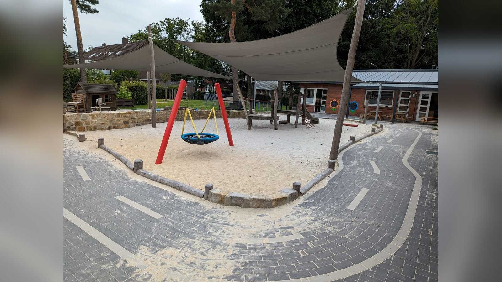 Kinder spielen auf dem Spielplatz der Kita Kunterbunt in Lingen