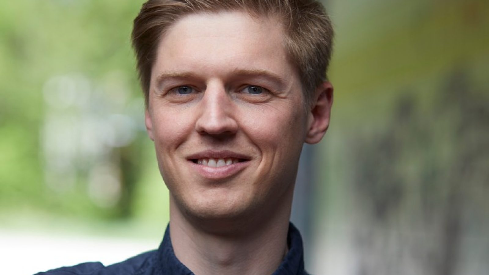 Dr. Tom Kossak ist Diplom-Psychologe (Universität Osnabrück) und arbeitet eng mit dem Olympiastützpunkt Bayern zusammen: Er betreut unter anderem den Deutschen Eishockey-Bund, Snowboard Germany sowie die Ski Alpin Nationalmannschaft des Deutschen Skiverbandes als leitender Sportpsychologe. Er ist Autor des Buches "Mentales Training im Leistungssport - Teil 2" (2022, Neuer Sportverlag). Neben dem Coaching im Spitzensport unterstützt Tom Kossak auch Mediziner:innen, Musiker:innen und Führungskräfte auf ihrem Weg der gesunden und nachhaltigen Leistungsentwicklung. / Weiterer Text über ots und www.presseportal.de/nr/23931 / Die Verwendung dieses Bildes für redaktionelle Zwecke ist unter Beachtung aller mitgeteilten Nutzungsbedingungen zulässig und dann auch honorarfrei. Veröffentlichung ausschließlich mit Bildrechte-Hinweis.