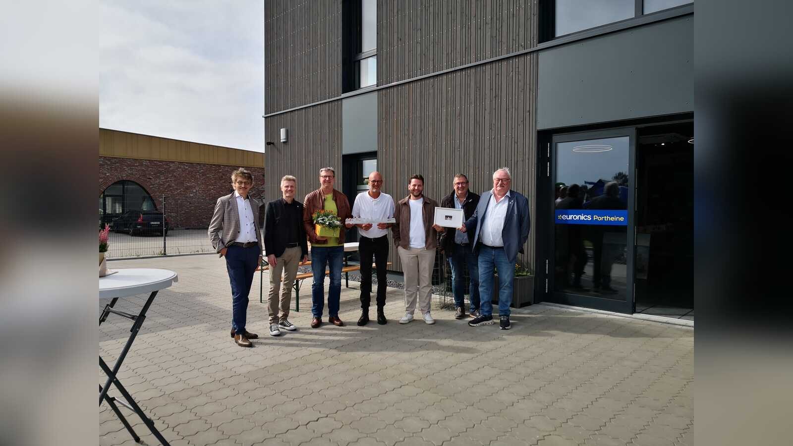 Vertreter der Stadt Lingen gratulieren der Geschäftsführung von EURONICS Portheine zum neuen Standort in Brögbern
