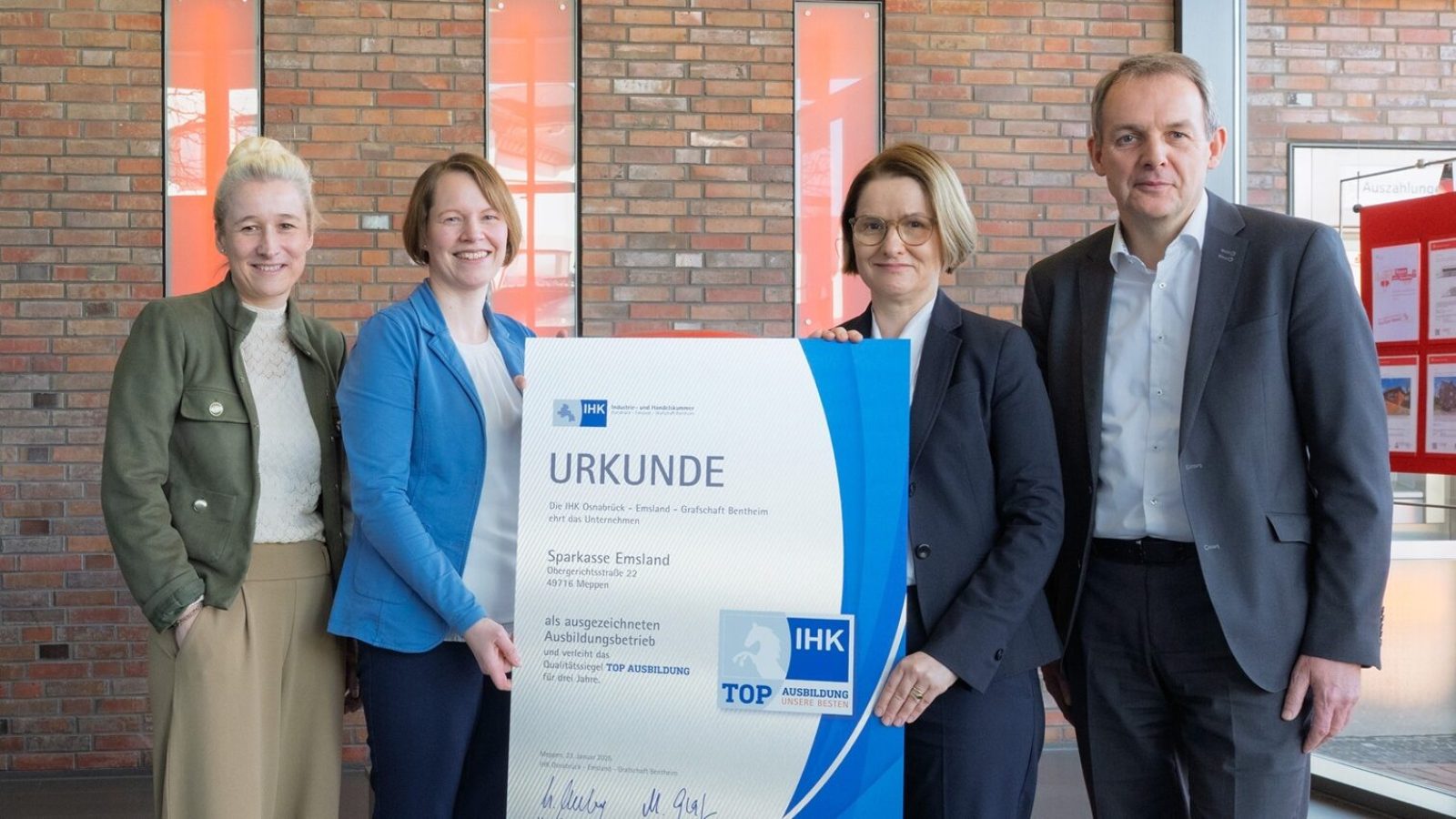 Freuen sich über die Auszeichnung: (v.l.) Personalentwicklerin Kerstin Stilber, Ausbildungsbetreuerin Kerstin Röttgers und Rainer Dickmänken, Leiter Personalmanagement der Sparkasse Emsland, mit IHK-Geschäftsbereichsleiterin Juliane Hünefeld-Linkermann (3. v. l.).(Fotoquelle: IHK/Helmut Kramer)