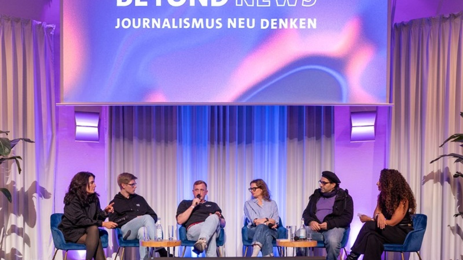 Beim Fishbowl-Panel zum Thema "Zukunft braucht Vielfalt: How to Nachwuchsförderung" konnten Teilnehmende der Konferenz direkt in die Diskussion einsteigen. Von links: Schiwa Schlei (WDR/1LIVE), Steffen Ludwig (Salon5), Hubertus Koch (freier Journalist, Autor & Filmemacher), Lea Thies (Günter Holland Journalistenschule), ein Teilnehmer der Konferenz, Moderatorin Marwa Eldessouky / Weiterer Text über ots und www.presseportal.de/nr/29876 / Die Verwendung dieses Bildes für redaktionelle Zwecke ist unter Beachtung aller mitgeteilten Nutzungsbedingungen zulässig und dann auch honorarfrei. Veröffentlichung ausschließlich mit Bildrechte-Hinweis.