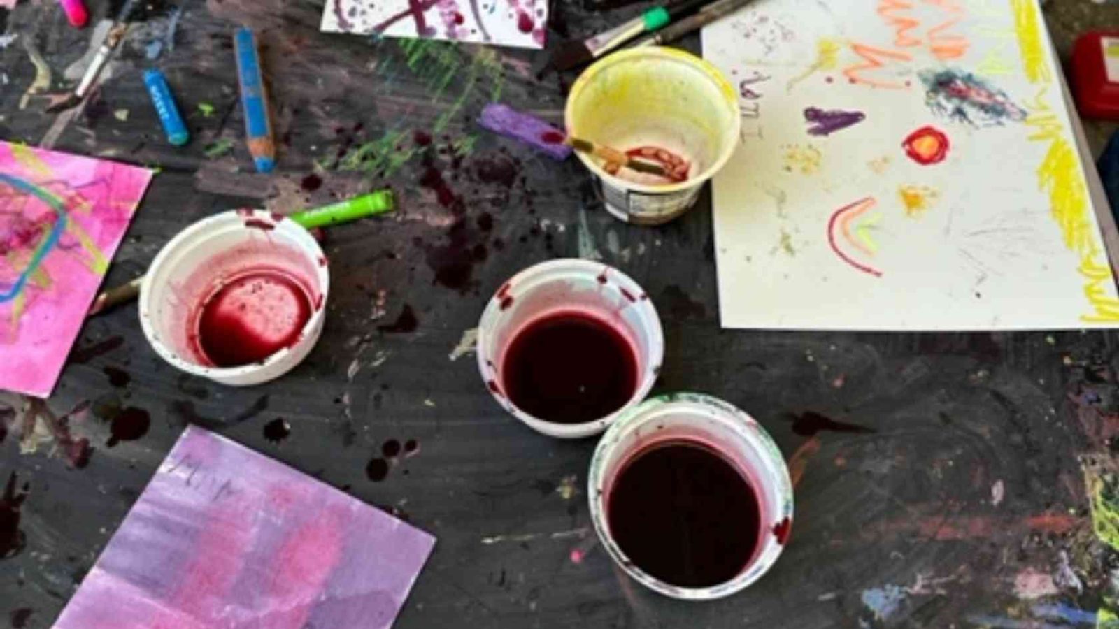 Kinder gestalten kreativ mit Farben und Materialien im Kinder Kunst Labor der Kunstschule Lingen.