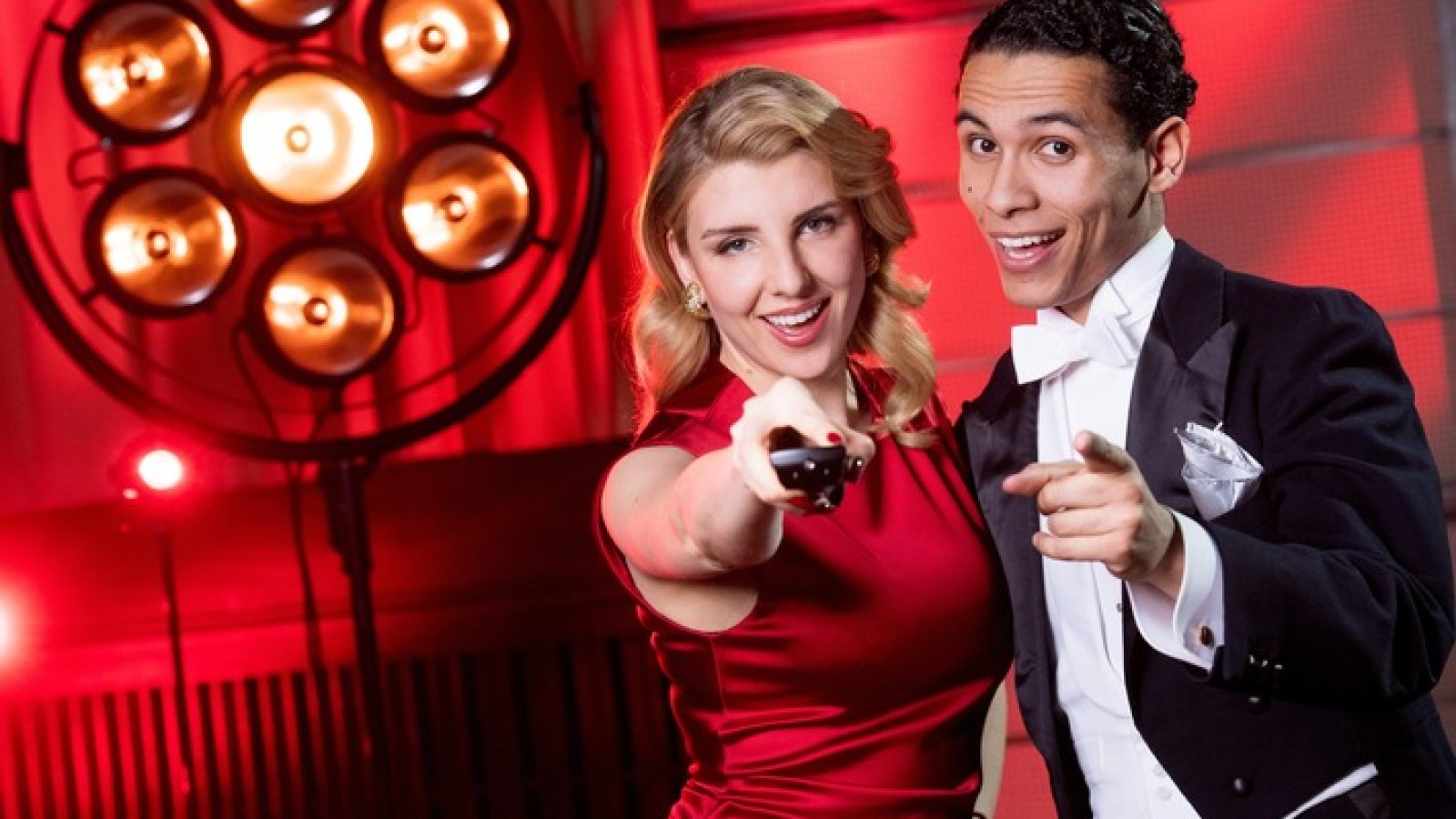 Der rbb bringt eine neue Unterhaltungsshow ins Fernsehen: "Die Löwentraut&Hermlin Show" lässt den Swing der 1930er Jahre aufleben und feiert den Charme klassischer Showformate - mit Live-Musik, Tanz, spontanen Aktionen und besonderen Gästen. Ausgestrahlt wird die zunächst einmalige Ausgabe am 10. April 2026 um 22.00 Uhr im rbb Fernsehen. - Sarah Löwentraut und David Hermlin © rbb/Gundula Krause, honorarfrei - Verwendung gemäß der AGB von ARD-Foto im engen inhaltlichen, redaktionellen Zusammenhang mit genannter rbb-Sendung und bei Nennung "Bild: rbb/Gundula Krause". / Weiterer Text über OTS und www.presseportal.de/pm/51580