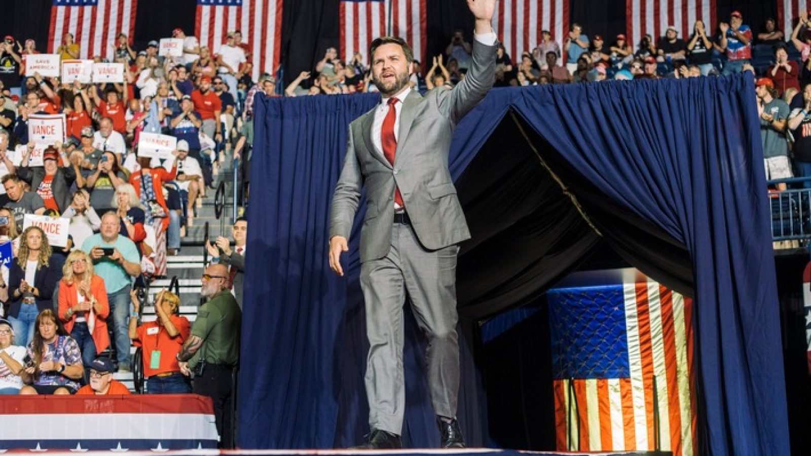 SÜDWESTRUNDFUNK
J.D. Vance - Der Mann nach Trump
17. September 2022: JD Vance, der republikanische Kandidat für den US-Senat, lässt sich bei einer Wahlkampfveranstaltung im Cobelligerant Center in Youngstown, Ohio, feiern.
© SWR/Getty Images, honorarfrei - Verwendung gemäß der AGB im engen inhaltlichen, redaktionellen Zusammenhang mit genannter SWR-Sendung und bei Nennung "Bild: SWR/Getty Images" (S2+). SWR Presse/Bildkommunikation, Baden-Baden, Tel: 07221/929-23876, foto@swr.de / Weiterer Text über ots und www.presseportal.de/nr/7169 / Die Verwendung dieses Bildes für redaktionelle Zwecke ist unter Beachtung aller mitgeteilten Nutzungsbedingungen zulässig und dann auch honorarfrei. Veröffentlichung ausschließlich mit Bildrechte-Hinweis.