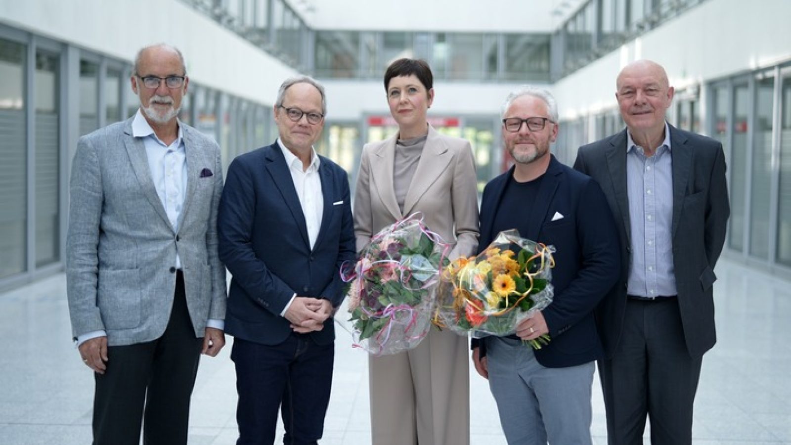vlnr. Dr. Engelbert Günster (Vorsitzender des Rundfunkrats), Prof. Dr. Kai Gniffke, Ulla Fiebig, Thomas Dauser, Hans-Albert Stechl (Vorsitzender des Verwaltungsrats)
© SWR/Lukas Grimm, honorarfrei - Verwendung gemäß der AGB im engen inhaltlichen, redaktionellen Zusammenhang mit genannter SWR-Sendung und bei Nennung "Bild: SWR/Lukas Grimm" (S2). SWR Presse/Bildkommunikation, Baden-Baden, Tel: 07221/929-22202, foto@swr.de. / Weiterer Text über ots und www.presseportal.de/nr/7169 / Die Verwendung dieses Bildes für redaktionelle Zwecke ist unter Beachtung aller mitgeteilten Nutzungsbedingungen zulässig und dann auch honorarfrei. Veröffentlichung ausschließlich mit Bildrechte-Hinweis.