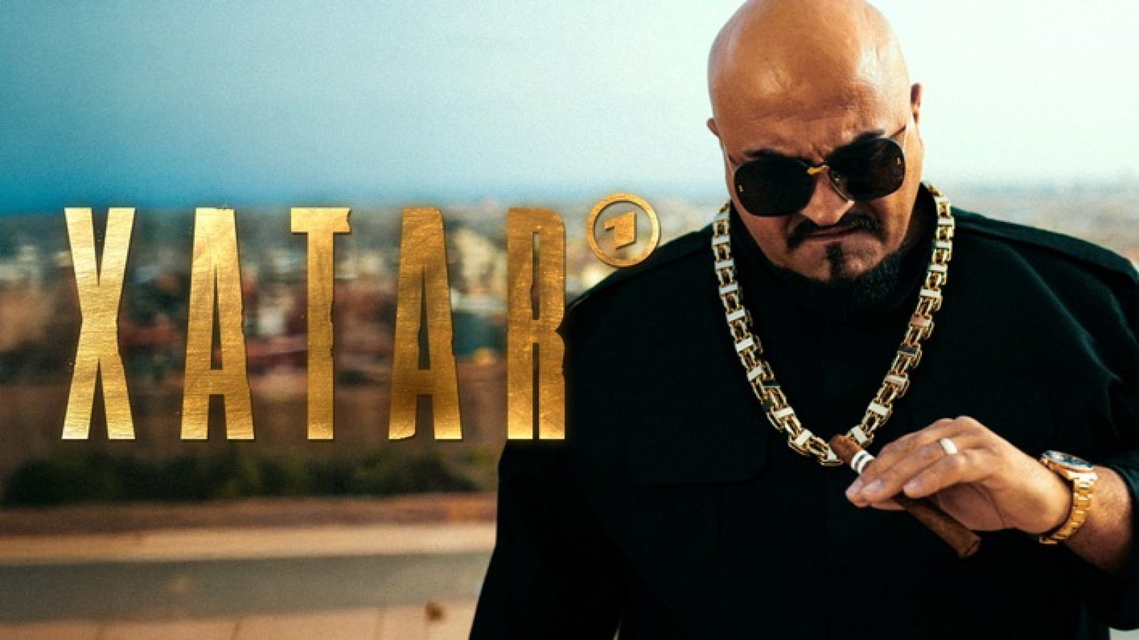 NORDDEUTSCHER RUNDFUNK
XATAR - Ein Leben ist nicht genug
Das Cover zur Doku-Serie ,,XATAR - Ein Leben ist nicht genug". Ab dem 1. Mai 2026 in der ARD Mediathek.
© NDR/Farvah Heidari, honorarfrei - Verwendung gemäß der AGB im engen inhaltlichen, redaktionellen Zusammenhang mit genannter NDR-Sendung und bei Nennung "Bild: NDR/Farvah Heidari" (S2). NDR Presse und Information/Fotoredaktion, Tel: 040/4156-2333 oder -2305, pressefoto@ndr.de / Weiterer Text über ots und www.presseportal.de/nr/153003 / Die Verwendung dieses Bildes für redaktionelle Zwecke ist unter Beachtung aller mitgeteilten Nutzungsbedingungen zulässig und dann auch honorarfrei. Veröffentlichung ausschließlich mit Bildrechte-Hinweis.