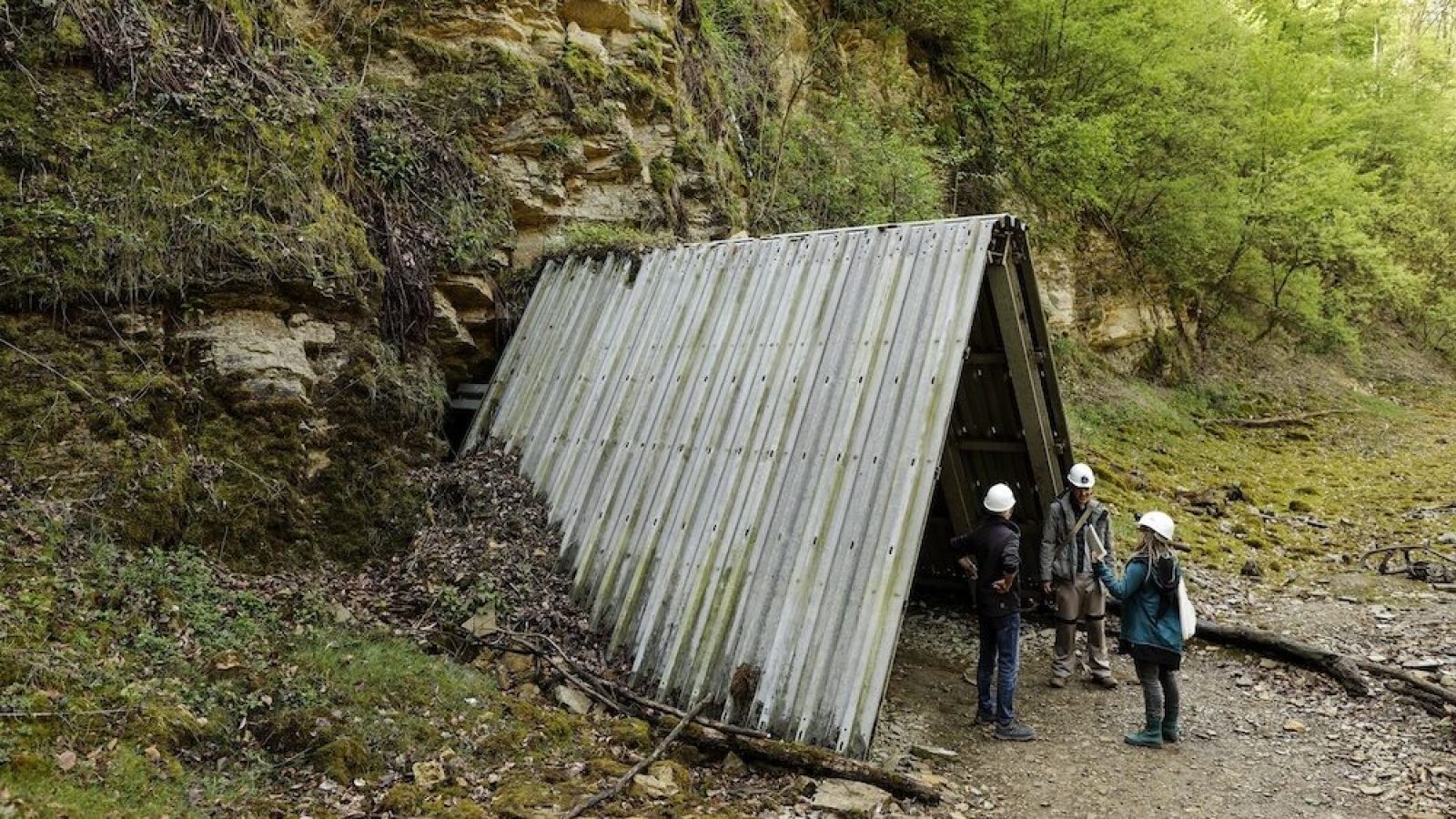 Geologe Tobias Fischer (Mitte) von Terra-Vita und die Guides Albert Grafe (links) und Ilka Kaldrack führen am 09.05.2019 zum Silberseestollen in Hasbergen. Foto: David Ebener ***Stichworte*** Silberseestollen, Silbersee, See, Stollen, Naturpark TERRA.vita, Terra-Vita, Hüggel, Jägerberg