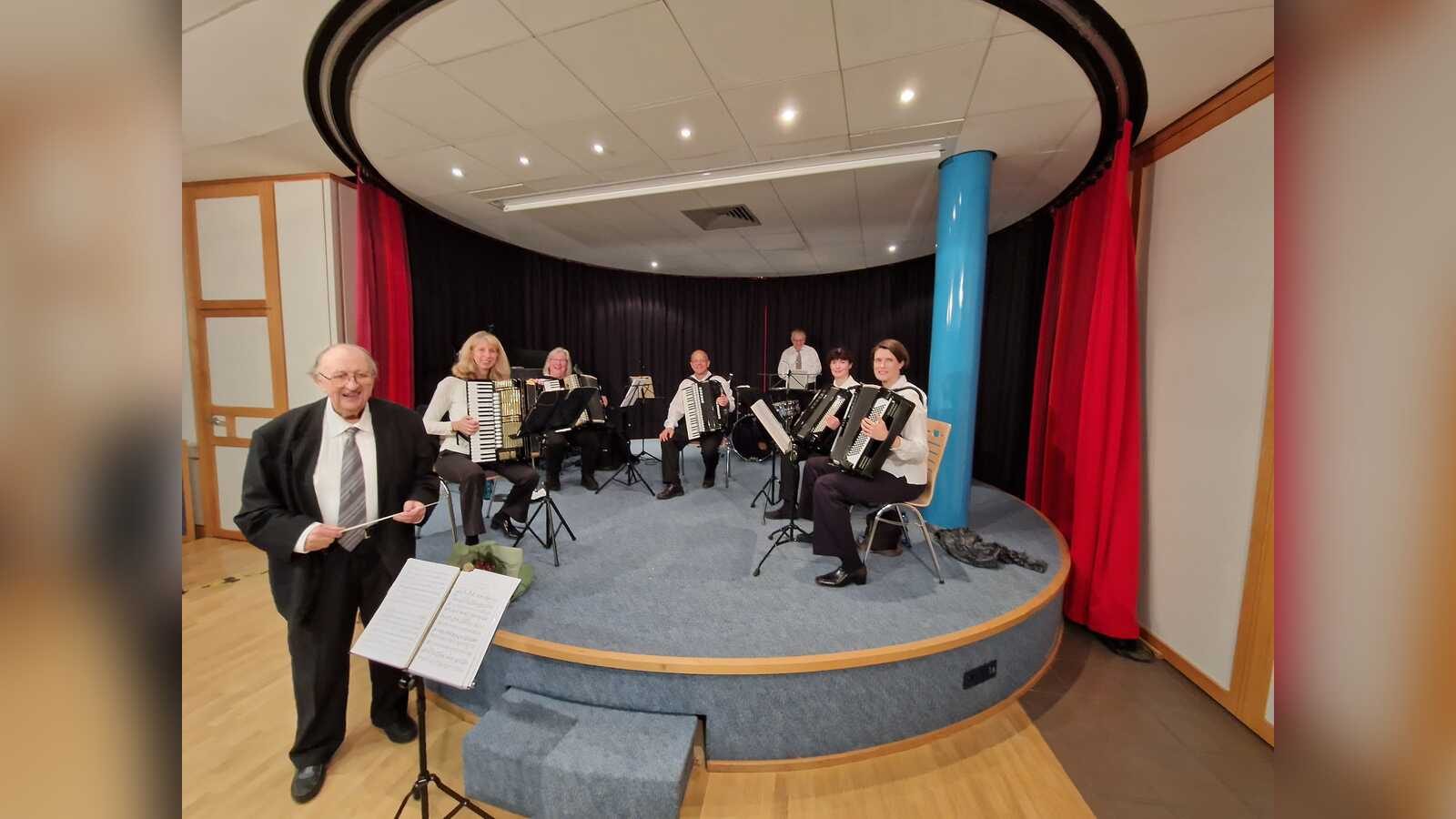Das Akkordeon-Ensemble der Städtischen Musikschule Dülmen mit seinen Instrumenten