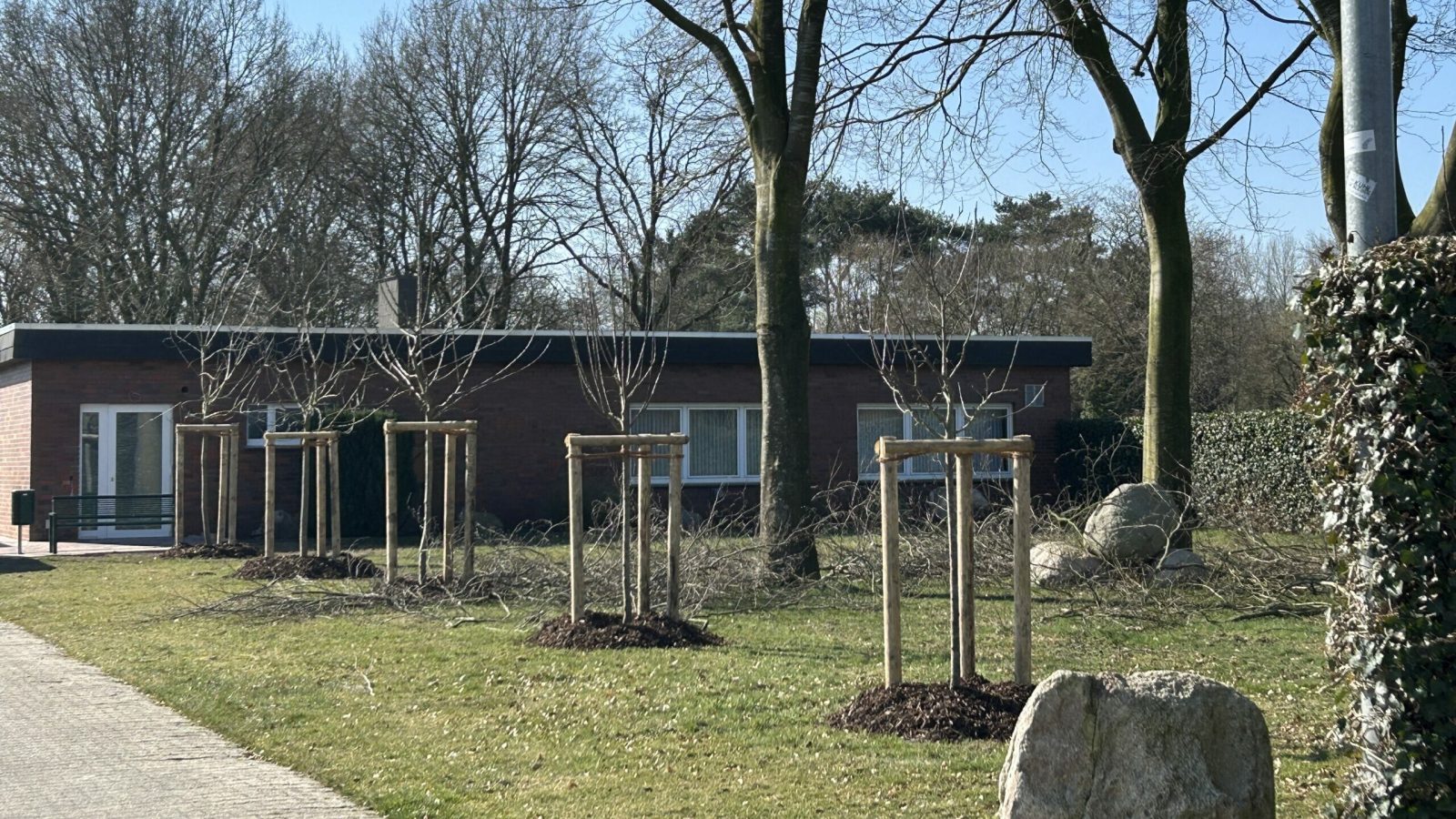 Die Umfeldgestaltung bei der Schützenhallen in Rütenbrock ist bereits abgeschlossen.
Bildquelle: Stadt Haren (Ems)