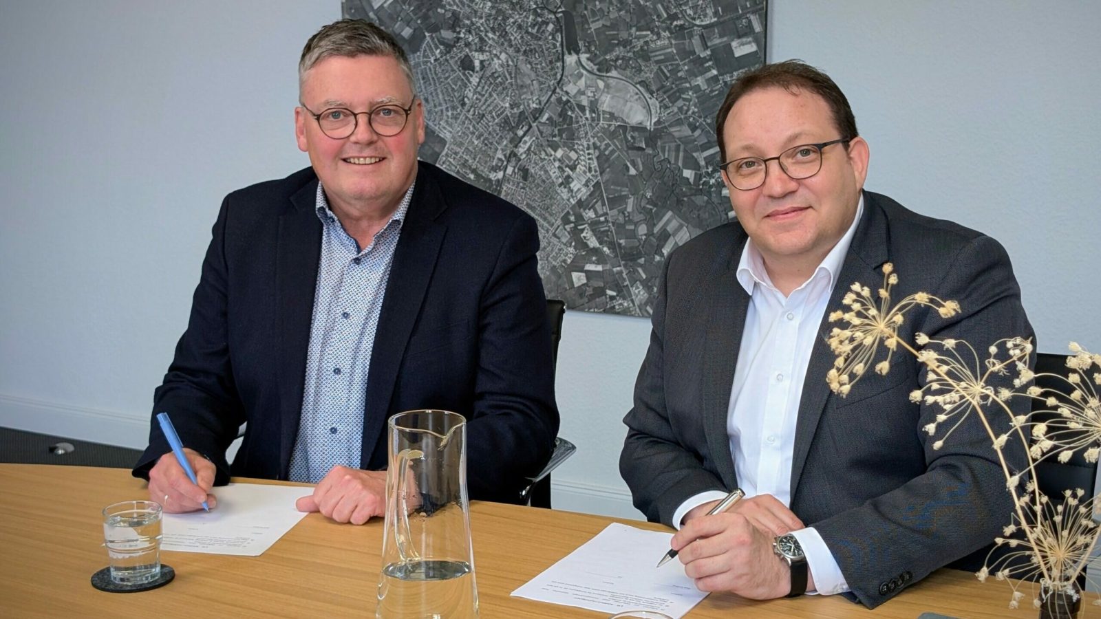 Foto: Stadt Nordhorn
Bildunterschrift: Den Konzessionsvertrag für die Wasserversorgung unterzeichneten im Rathaus Bürgermeister Thomas Berling (links) und Maik Girmendonk, Geschäftsführer der nvb.