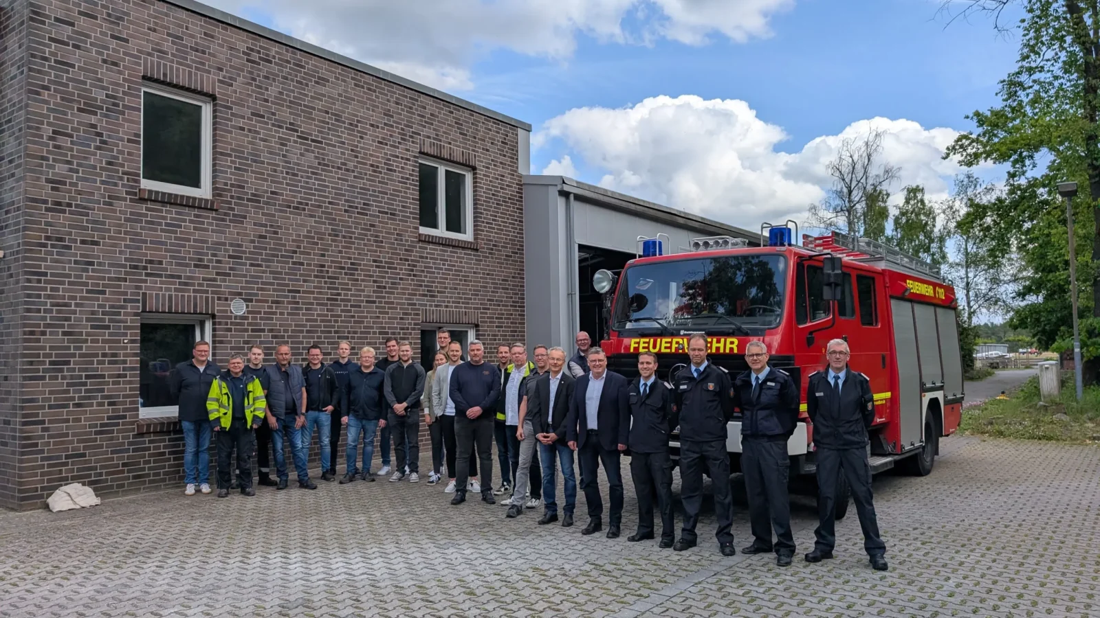 20250526 Feuerwehrfahrzeug Flugplatz b