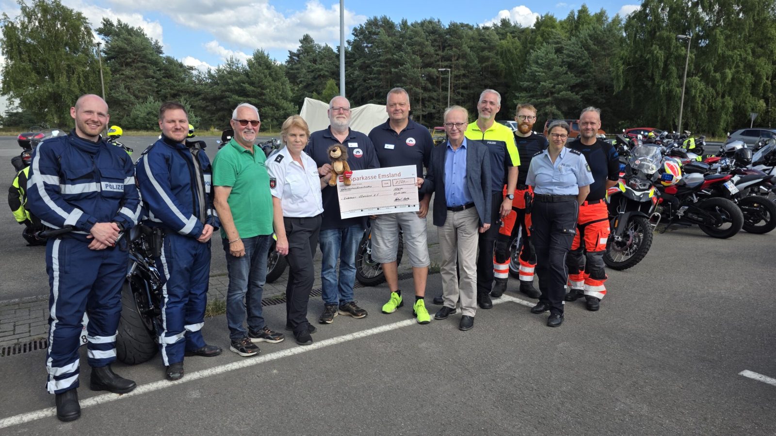 Spendenübergaben (v.l.) Richard Lüken (PI EL/GB), Tim Kühlenborg (PI EL/GB), Helmut Hodde (Verkehrswacht), Heike Bahr (PI EL/GB), Christoph Brinker und Micheal Massel (Kinderhospiz Löwenherz), Martin Gerenkamp (Verkehrswacht), Thomas Höving (Polizei NRW), Lukas Michael (Johanniter), Susanne Hosch (Polizei NRW), Jörg Jerzinowski (Johanniter).