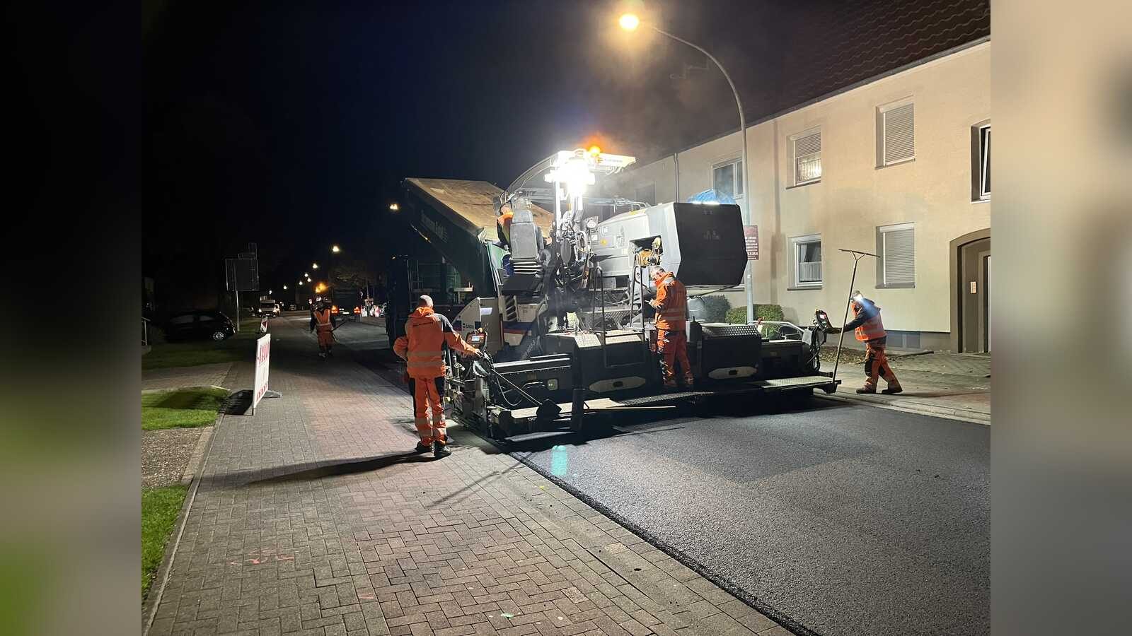 Nächtliche Asphaltierungsarbeiten auf der Kreisstraße 335 in Dissen