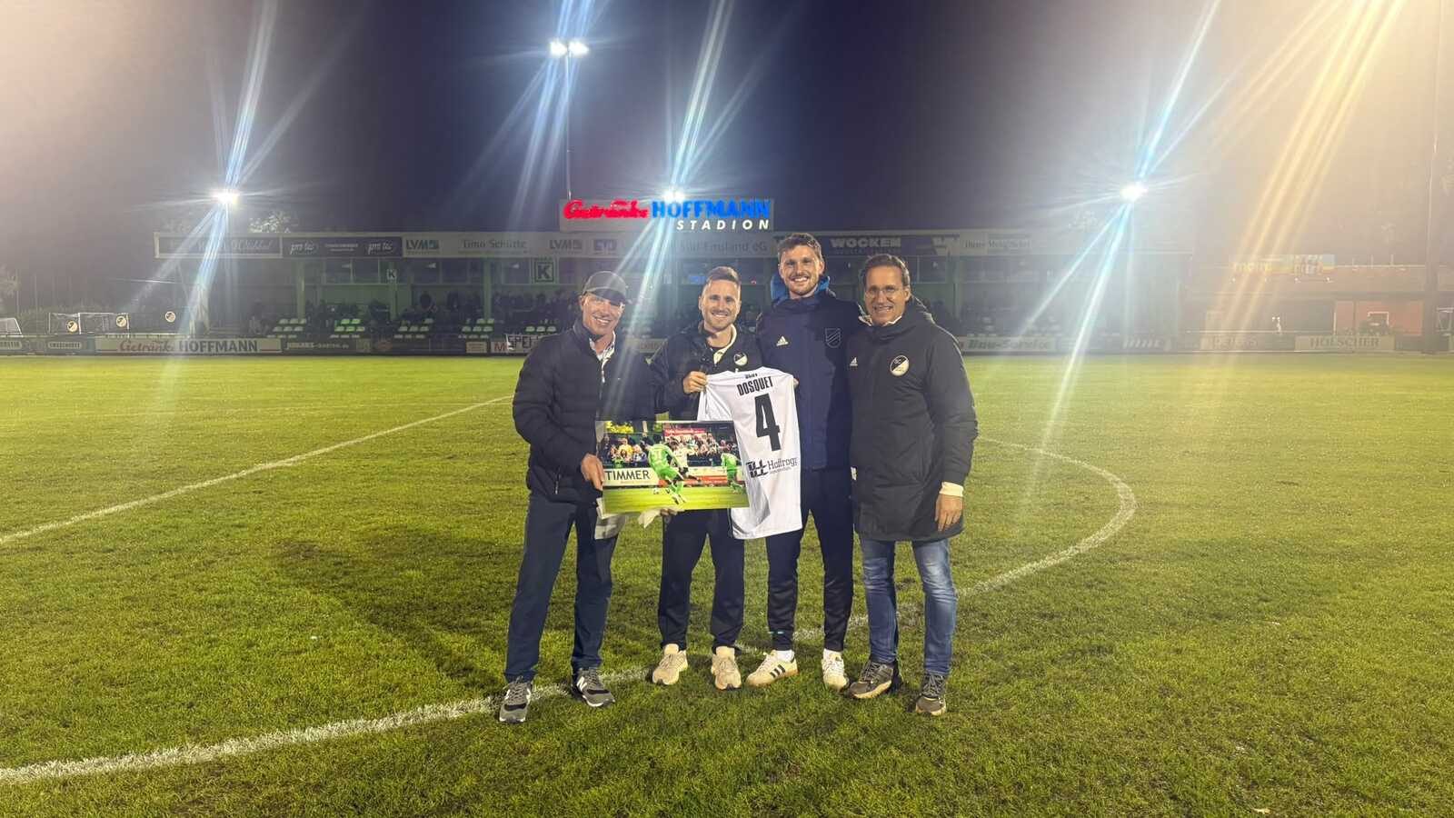 Wolfgang Schütte, Torben Thien, Leon Dosquet und Markus Schütte bei der Verabschiedung von Leon Dosquet im Getränke Hoffmann Stadion in Spelle