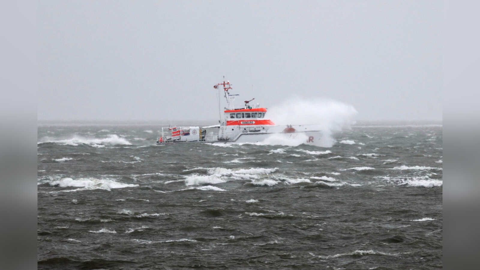 Der Seenotrettungskreuzer HAMBURG der DGzRS-Station Borkum fährt durch schwere See