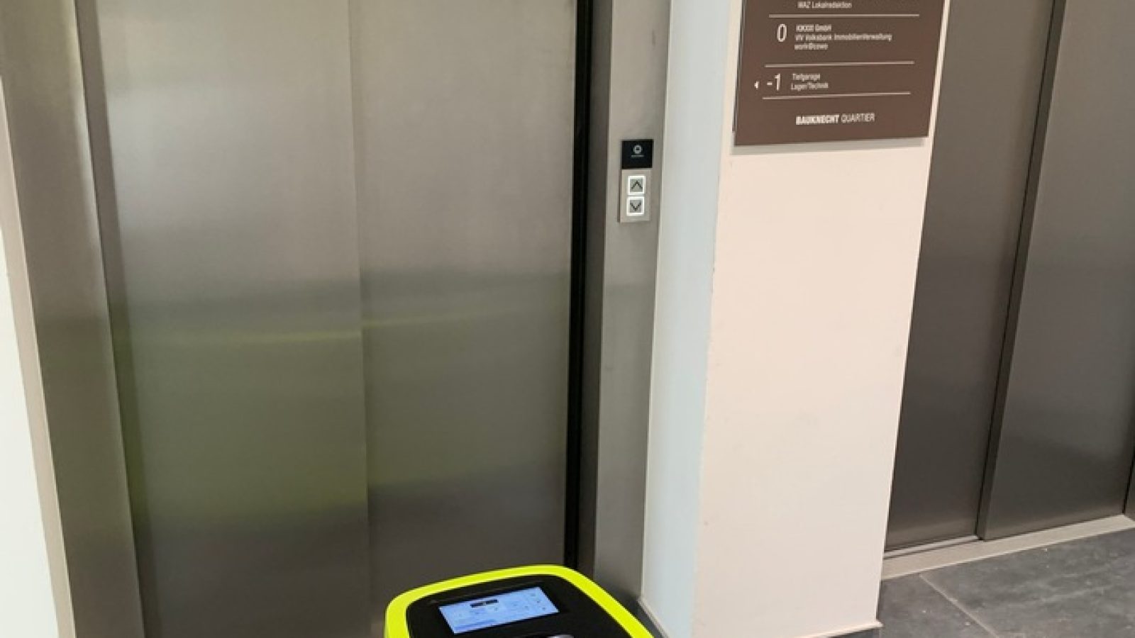 Der Reinigungsroboter Phantas der Marke Gausium kehrt bei Bedarf selbstständig per Schindler Aufzug zur kombinierten Lade- und Frischwasserstation im Erdgeschoss des Bauknecht-Quartiers in Bottrop zurück. (Foto: Bauknecht Immobilien) / Weiterer Text über ots und www.presseportal.de/nr/80255 / Die Verwendung dieses Bildes für redaktionelle Zwecke ist unter Beachtung aller mitgeteilten Nutzungsbedingungen zulässig und dann auch honorarfrei. Veröffentlichung ausschließlich mit Bildrechte-Hinweis.