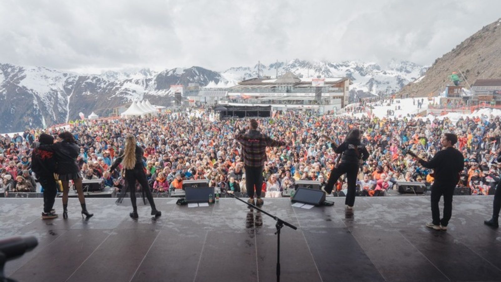 Mitreißender Schlager-Sound auf 2.300 Metern: Beim „Top of the Mountain Spring Concert“ verwandelte Ben Zucker die Idalp in Ischgl in eine energiegeladene Open-Air-Bühne und begeisterte mehr als 8.000 Fans mit einer emotionalen Show. Wie wechselhaft sich dabei das Wetter präsentierte – von Schneeregen bis hin zu sonnigen Momenten – ließ sich der Künstler nicht davon abhalten, seinen Fans ein rundum mitreißendes Erlebnis zu bieten. Ein weiteres Highlight des „Spring Blanc“, das den musikalischen Frühling in den Alpen eindrucksvoll fortsetzt.