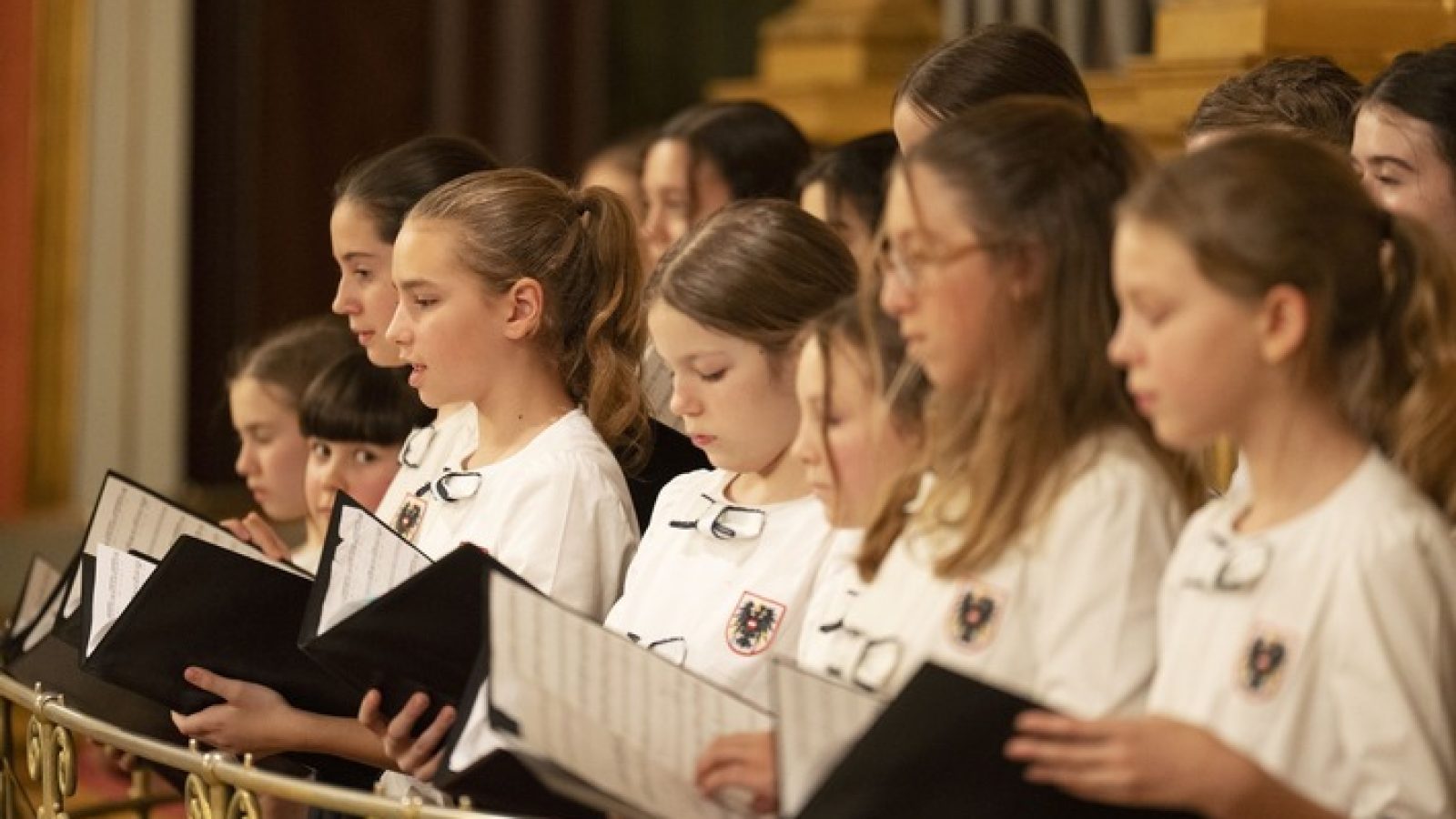 Die Wiener Chormädchen auf dem Orgelbalkon im Goldenen Saal des Wiener Musikvereins.