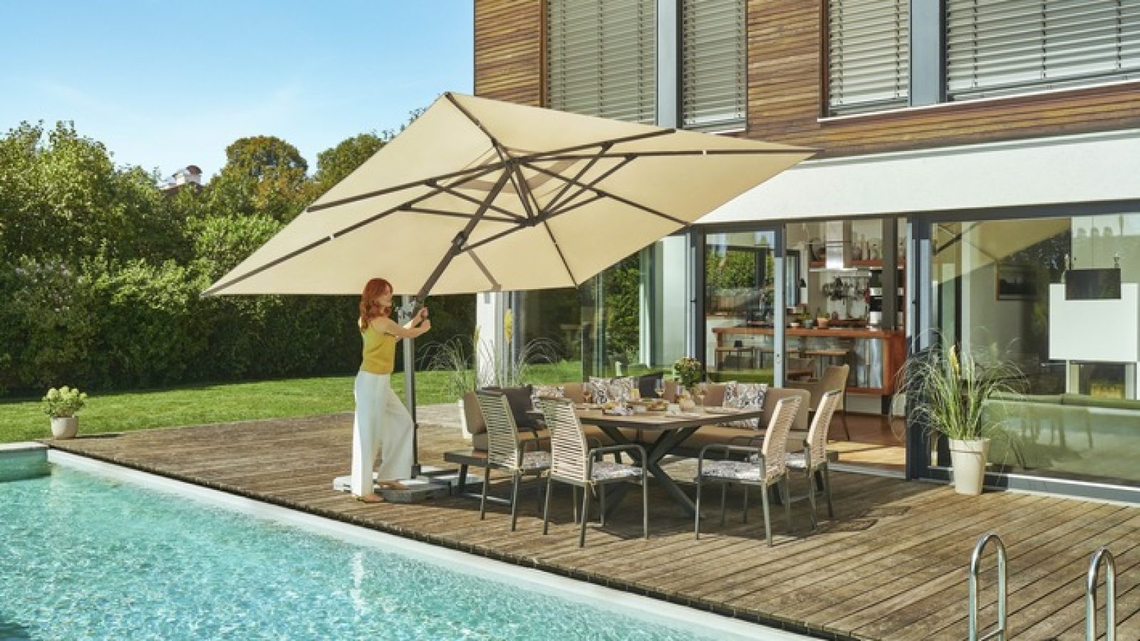 Naturfarben bezogene Sonnenschirme, wie der große Life 3 x 4 m Pendelschirm, greifen den aktuellen Wohntrend der Off-White-Farbtöne stimmig auf.