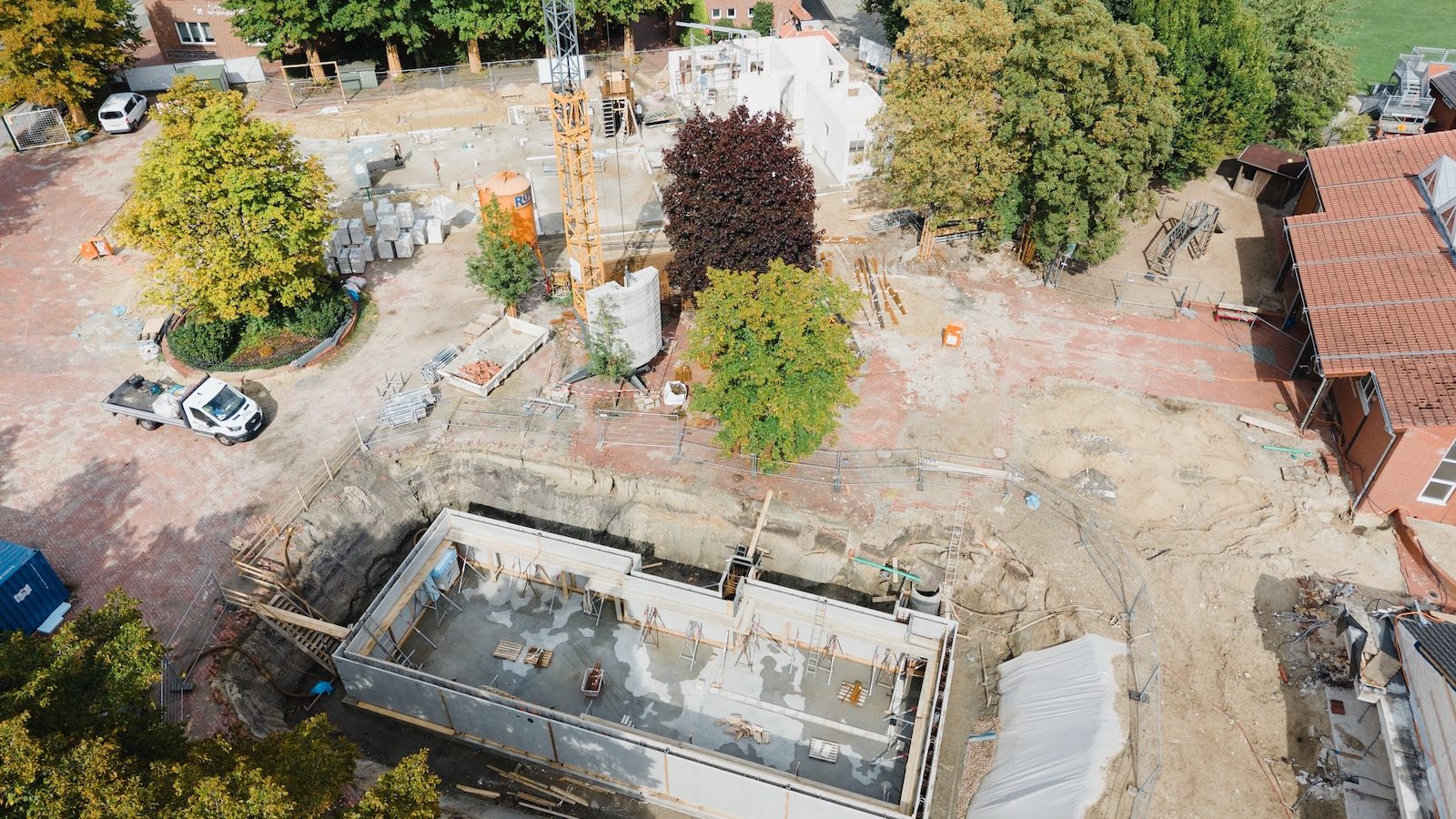 Blick von oben auf die Baustelle am Brockdorfer Dorfplatz