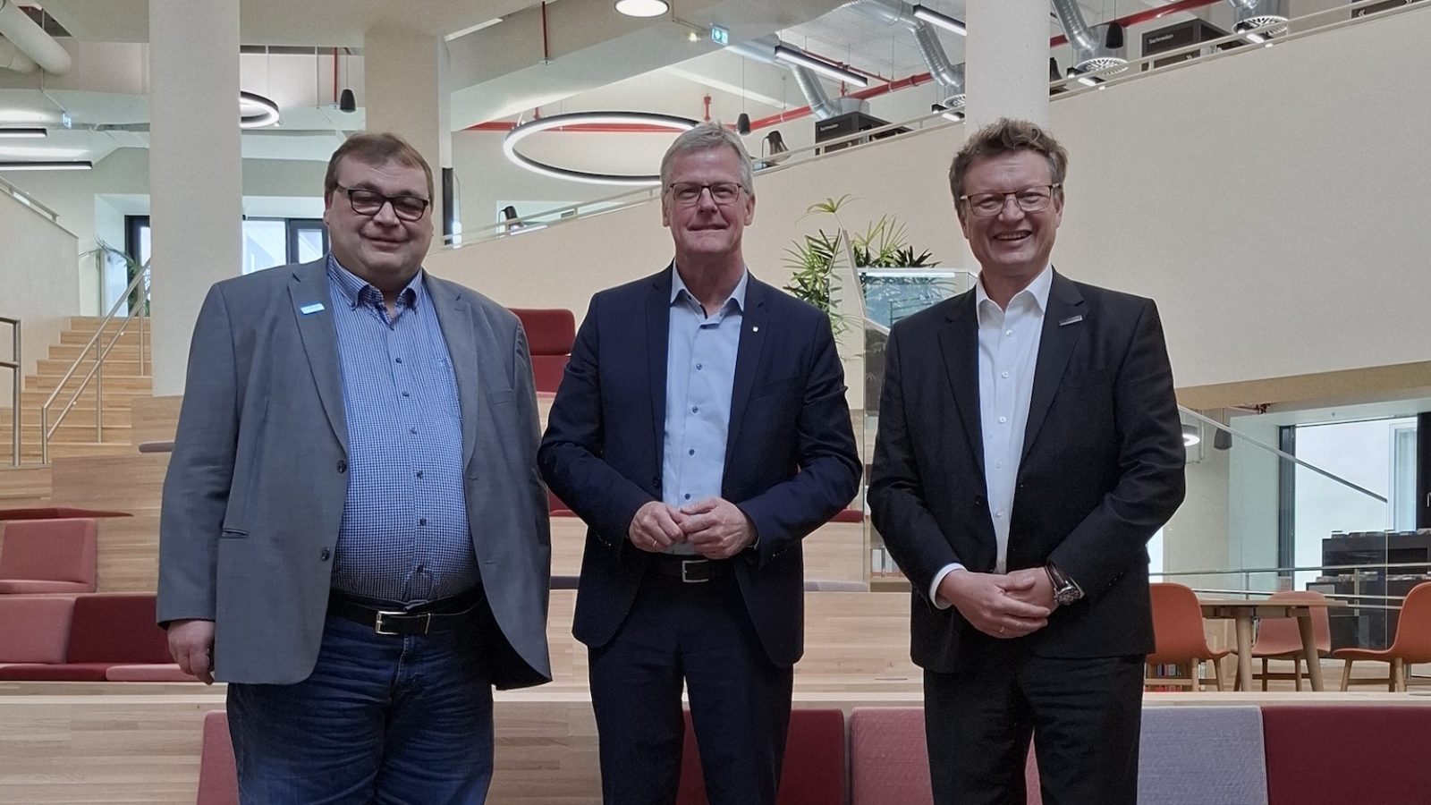 Marcel Tewes, Bürgermeister Dr. Peter Lüttmann und Karsten Schulz im Gespräch über den Bahnstandort Rheine