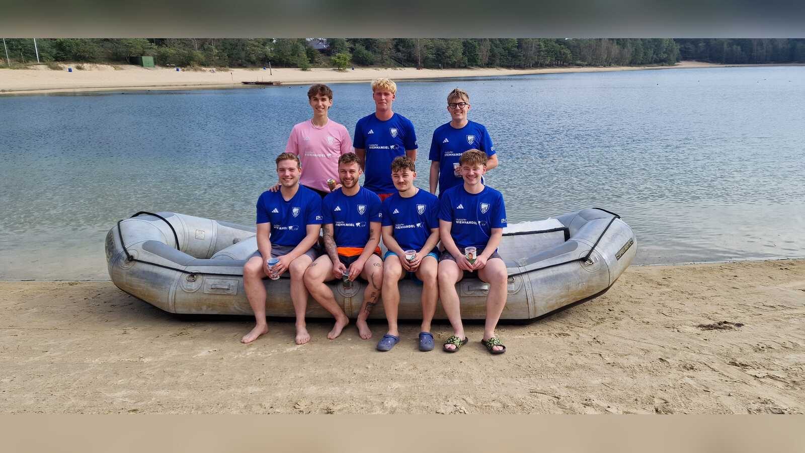Zwei Ruderboote mit Teams beim Fischerstechen auf dem Heidesee in Holdorf