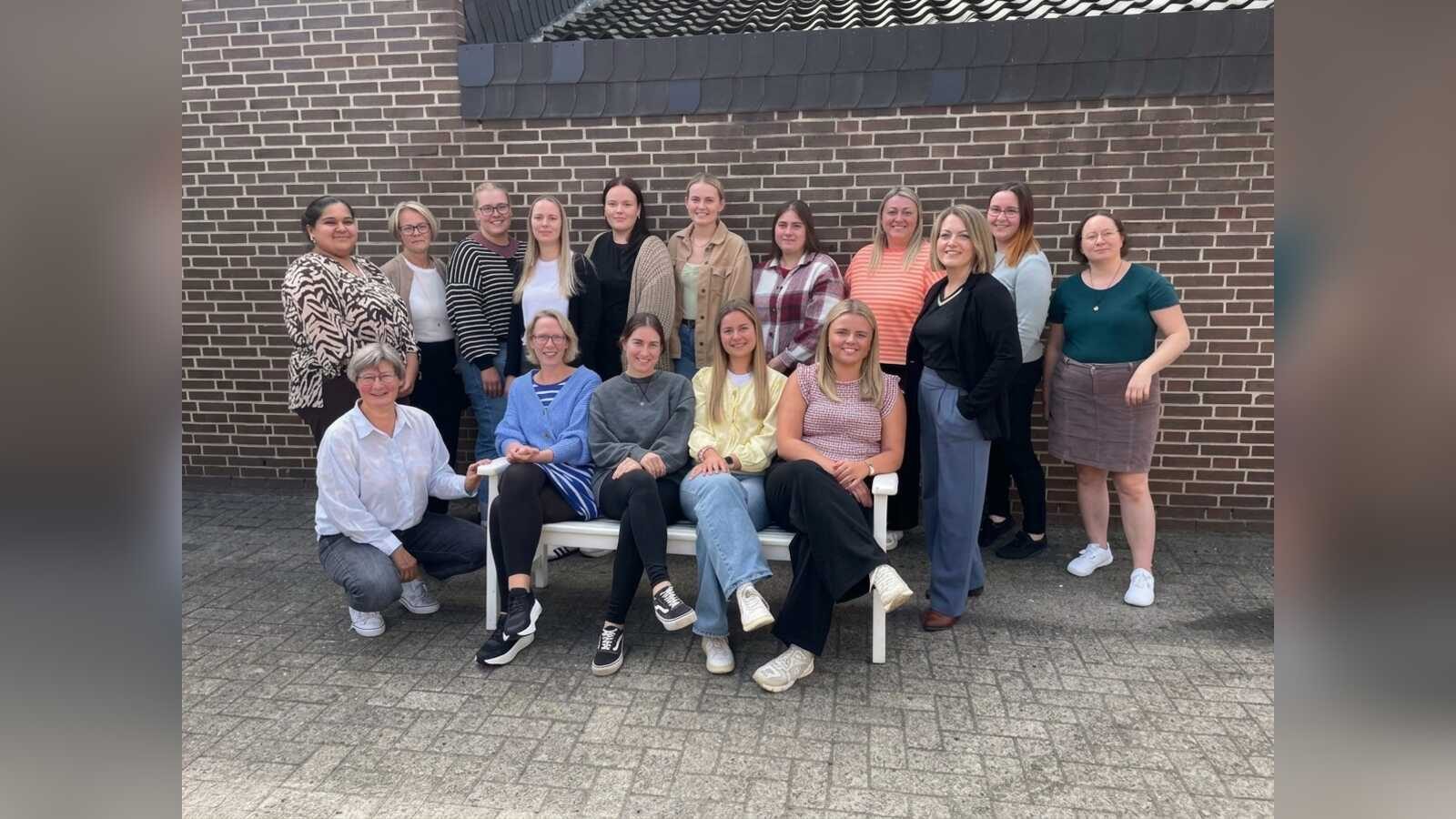 Gruppenfoto der Absolventinnen der Zusatzqualifizierung Praxismentoring mit ihren Dozentinnen und Miriam Nost von der Kreisvolkshochschule Vechta