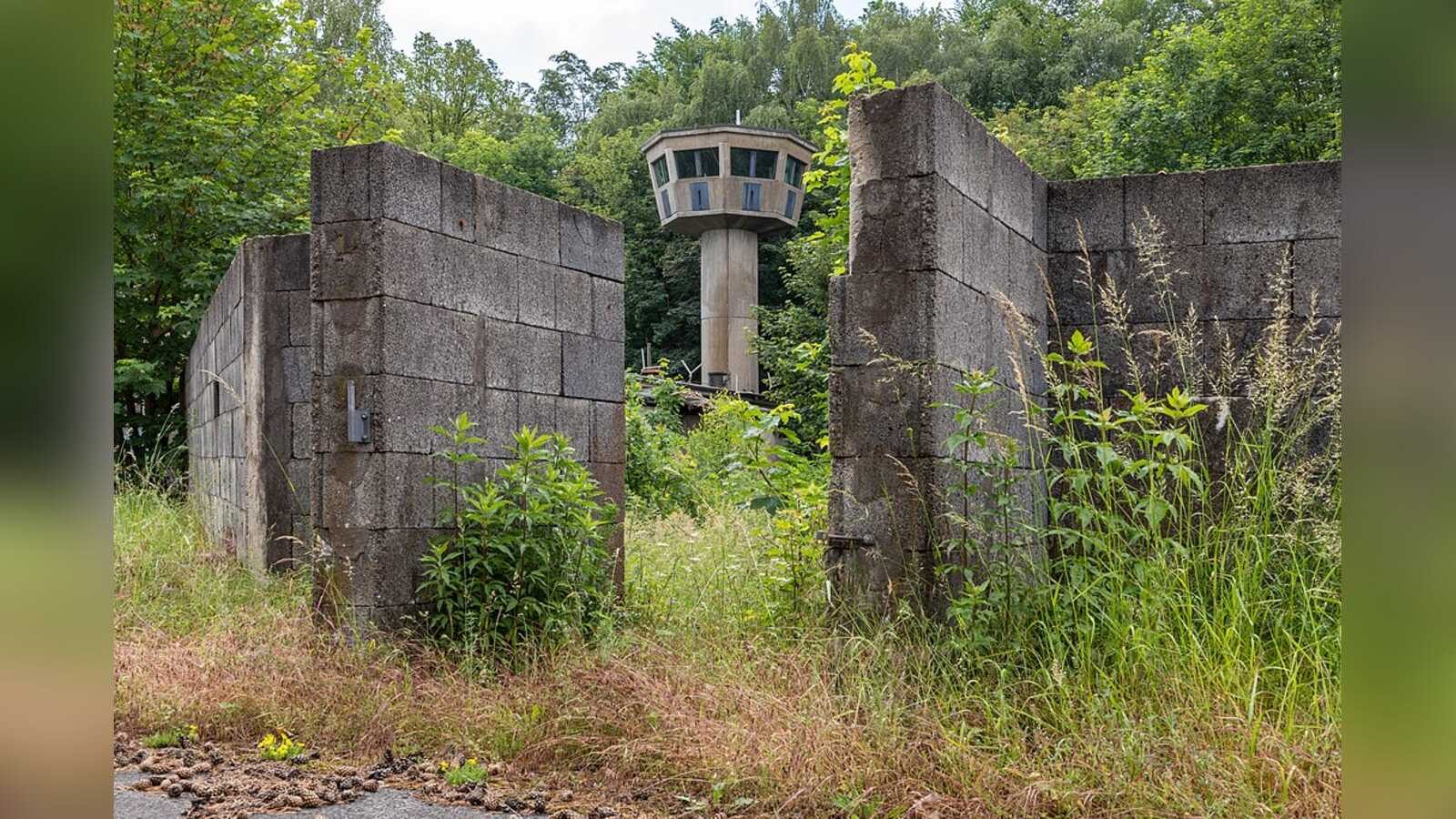 Bunker und Wachturm im ehemaligen Sondermunitionslager Visbeck bei Duelmen, umgeben von Gruen