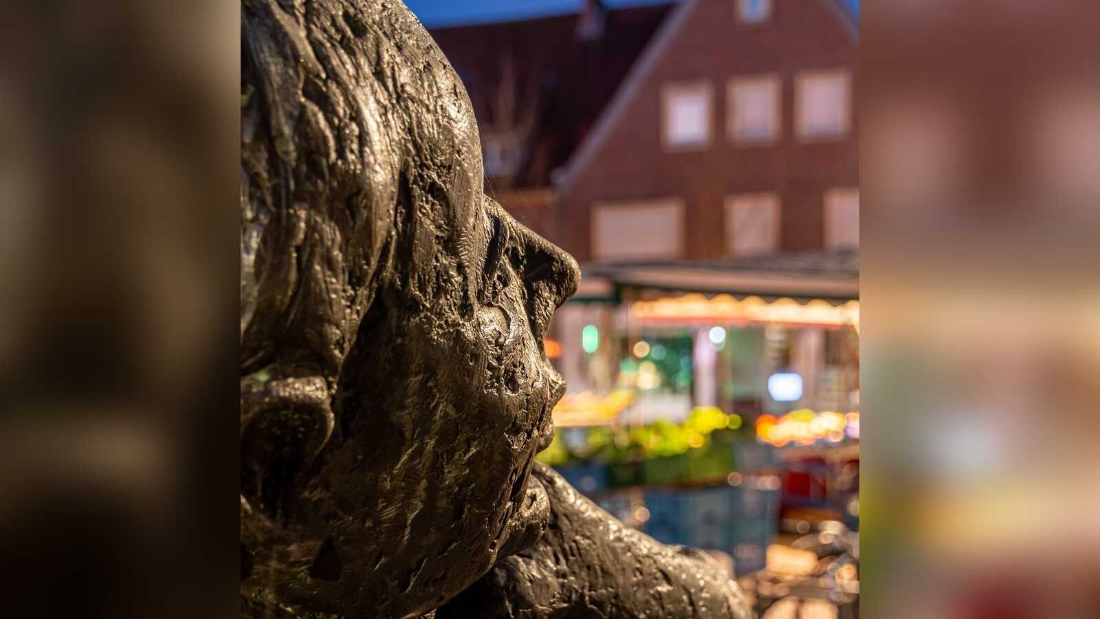 Nachtaufnahme aus Dülmen mit beleuchteten Fassaden