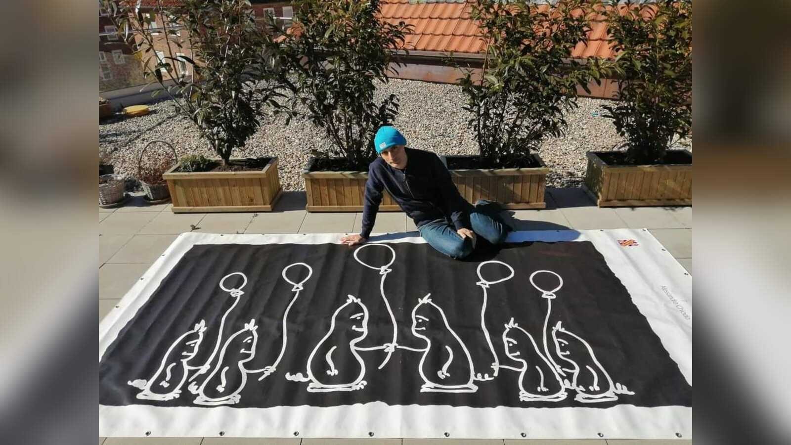 Bild aus der Ausstellung Kartöffelchen-Welten von Alessandro Chiodo mit lächelnden Kartoffelfiguren