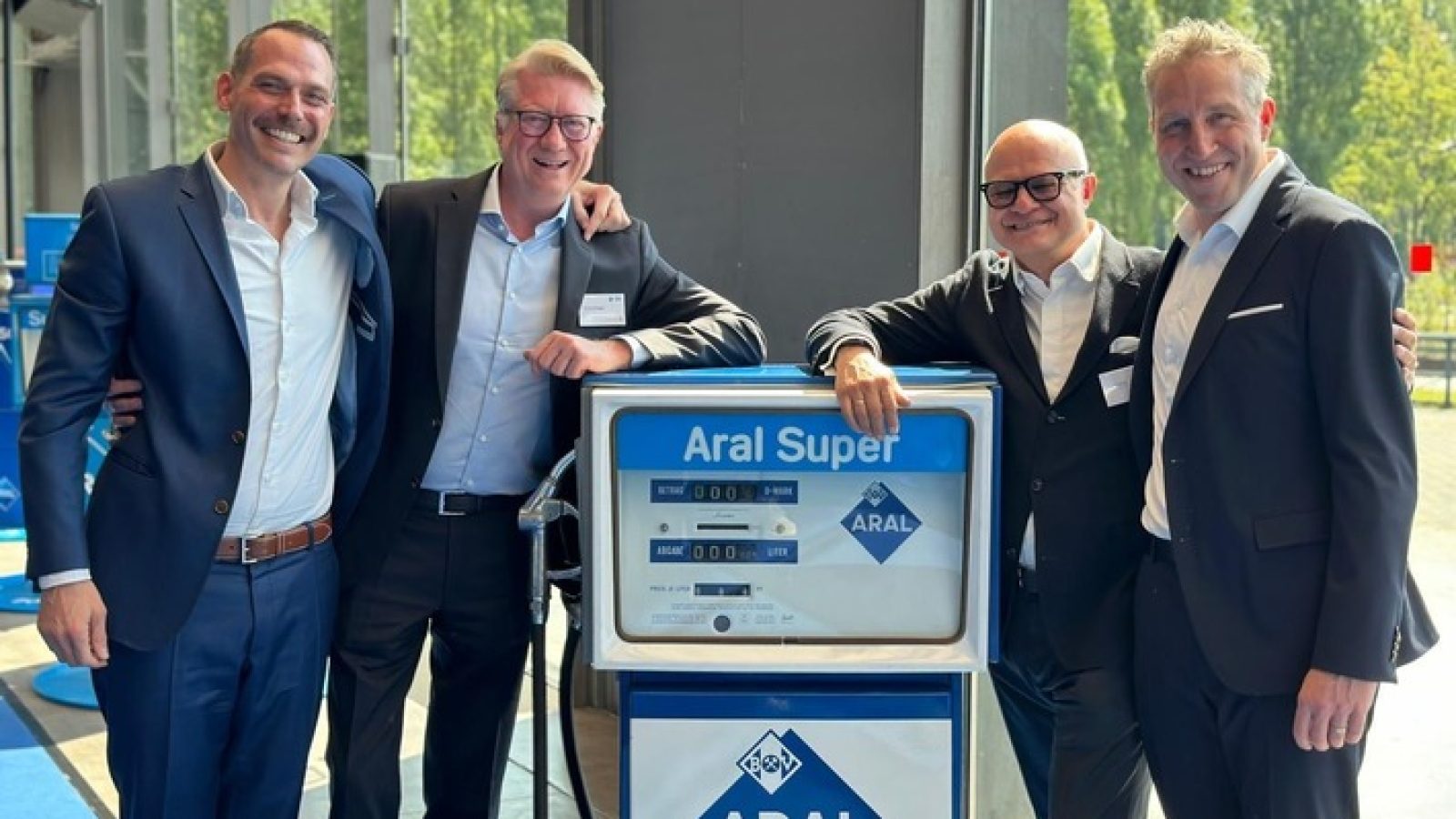 Aral und PAYBACK feiern 20 Jahre Partnerschaft, auch mit besonders attraktiven Coupons. Im Bild (von links: Florian Wolfframm. Mitglied der PAYBACK Geschäftsleitung, Bernhard Brugger, CEO und Geschäftsführer PAYBACK, Walter H. Lukner, PAYBACK Austria Geschäftsführer, Achim Bothe,Vorstandsvorsitzender von Aral. / Weiterer Text über ots und www.presseportal.de/nr/102404 / Die Verwendung dieses Bildes für redaktionelle Zwecke ist unter Beachtung aller mitgeteilten Nutzungsbedingungen zulässig und dann auch honorarfrei. Veröffentlichung ausschließlich mit Bildrechte-Hinweis.