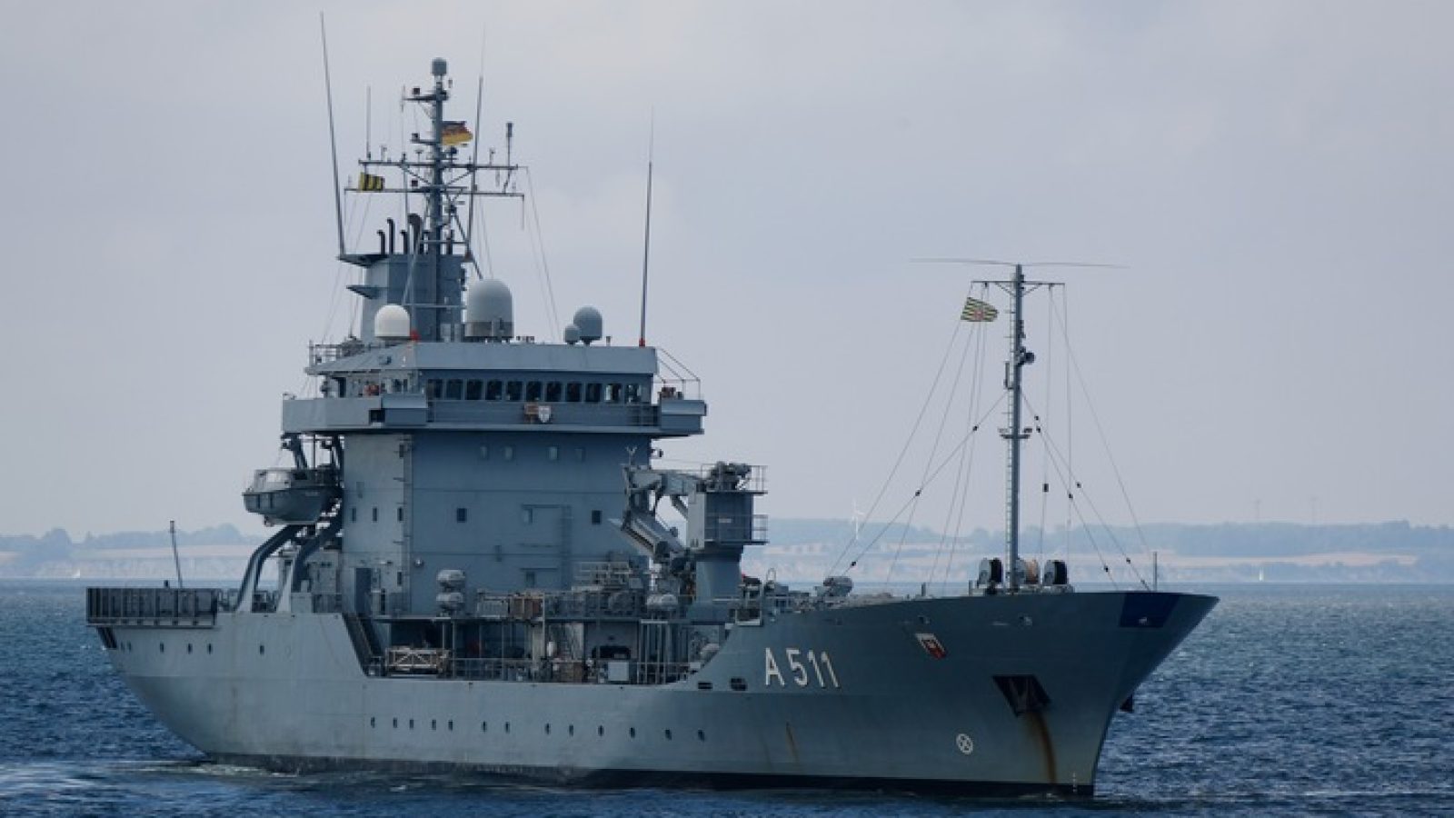 Der Tender A 511 Elbe fährt in der Eckernförder Bucht im Rahmen der Marinesanitätsübung Schneller Delphin 2022, am 25.08.2022.