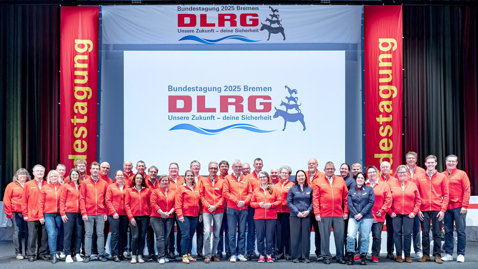 Die gewählten Mitglieder des DLRG Präsidiums mit den Stellvertreterinnen und Stellvertretern auf der Bundestagung im Congress Center Bremen. / Weiterer Text über ots und www.presseportal.de/nr/7044 / Die Verwendung dieses Bildes für redaktionelle Zwecke ist unter Beachtung aller mitgeteilten Nutzungsbedingungen zulässig und dann auch honorarfrei. Veröffentlichung ausschließlich mit Bildrechte-Hinweis.