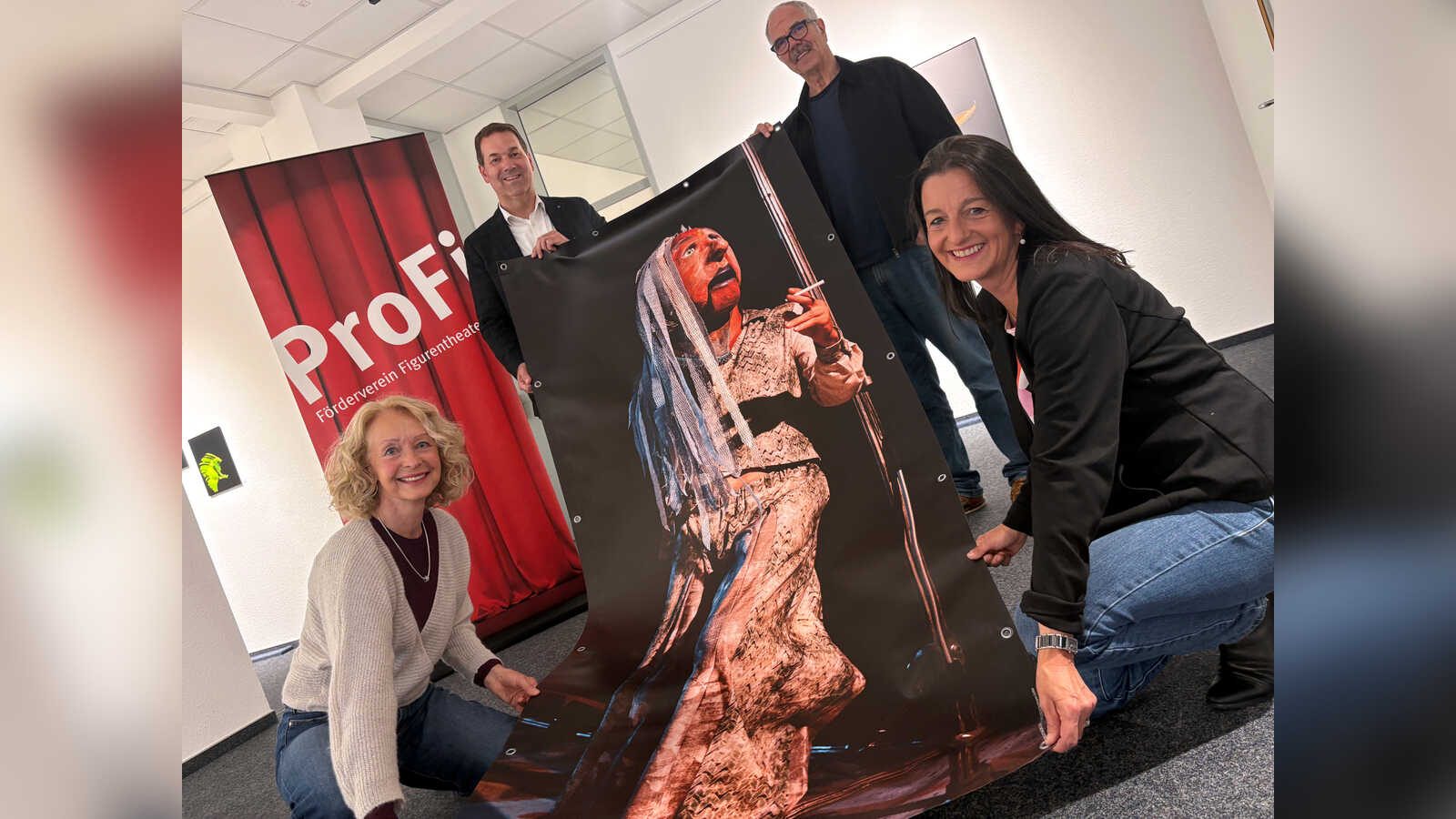 Vertreter von ProFi e.V., Sparkasse Westmünsterland, künstlerischer Leitung und Kulturbüro stellen die Dülmener Figurentheatertage 2026 vor