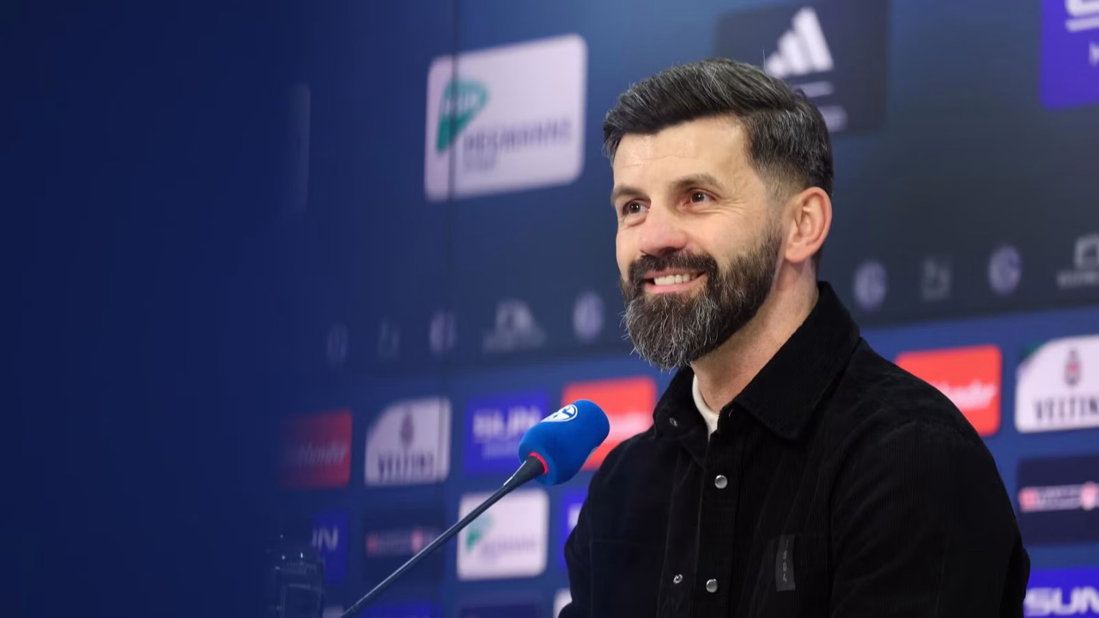 260213_Miron Muslic in der Pressekonferenz.jpg