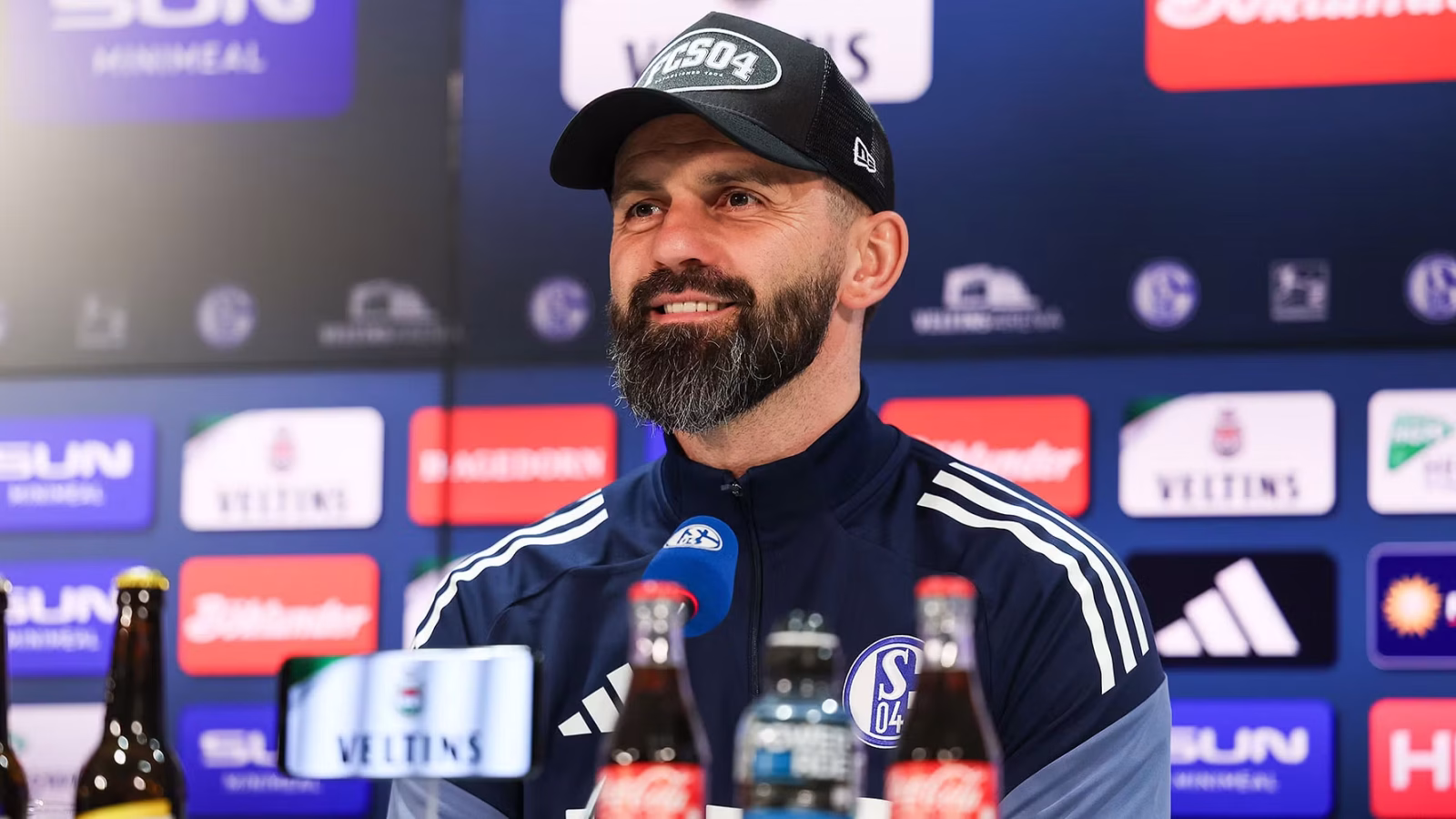 260219_Miron Muslic in der PK vor Magdeburg.jpg