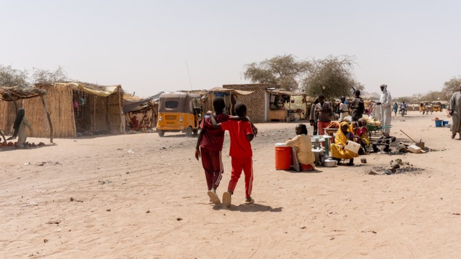 Der Tschad ist eines der ärmsten Länder weltweit, das immer öfter von klimabedingten Katastrophen und bewaffneten Konflikten der Nachbarländer betroffen ist. Der Binnenstaat gilt als eines der größten afrikanischen Aufnahmeländer für Geflüchtete. Aufgrund der wirtschaftlichen Instabilität ist das Land nicht in der Lage, den Bedarf der vielen Geflüchteten und Vertriebenen zu decken. Der Wegfall der US-Finanzierungen für humanitäre Hilfe, insbesondere in Bezug auf die Versorgung von Geflüchteten, forciert die Nahrungsmittelknappheit und das Ringen der Menschen um die verbliebenen Ressourcen. Cyrille Roassoum Ngarbim, Koordinator für Humanitäre Hilfe bei den SOS-Kinderdörfern Tschad sagt: "Wegen der USAID-Streichungen ist vielerorts die Nahrungsmittelhilfe eingestellt worden. In den Geflüchtetencamps gibt es jetzt noch mehr unterernährte Kinder. Auf der Suche nach Essen irren die Kinder in den Camps und auf Märkten umher. Die Gefahr ist groß, dass sie ausgebeutet werden oder vor Hunger sterben!" (Bild nur zur Verwendung im Kontext der SOS-Kinderdörfer weltweit) / Weiterer Text über ots und www.presseportal.de/nr/1658 / Die Verwendung dieses Bildes für redaktionelle Zwecke ist unter Beachtung aller mitgeteilten Nutzungsbedingungen zulässig und dann auch honorarfrei. Veröffentlichung ausschließlich mit Bildrechte-Hinweis.