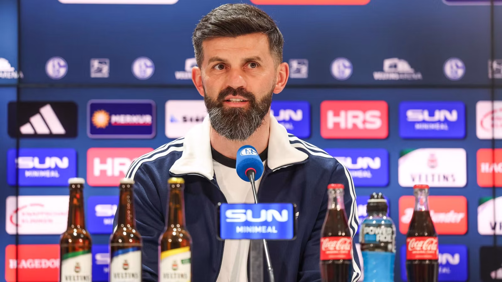 260402_Miron Muslic in der Pressekonferenz.jpeg