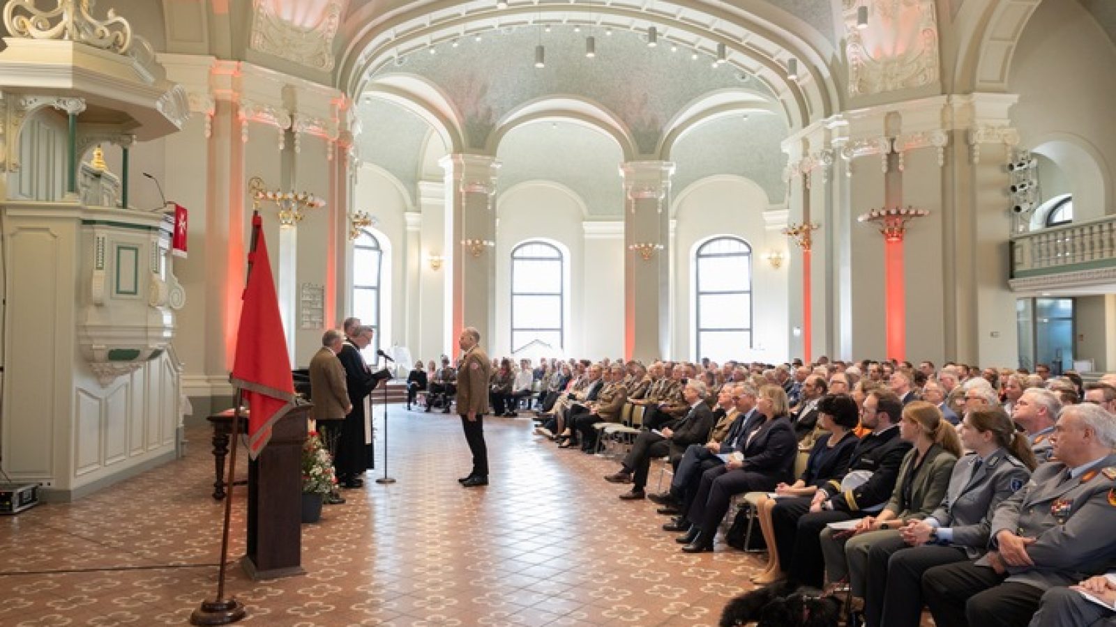 Oliver Meermann wird als Mitglied des Bundesvorstands der Johanniter-Unfall-Hilfe eingeführt / Weiterer Text über ots und www.presseportal.de/nr/14240 / Die Verwendung dieses Bildes für redaktionelle Zwecke ist unter Beachtung aller mitgeteilten Nutzungsbedingungen zulässig und dann auch honorarfrei. Veröffentlichung ausschließlich mit Bildrechte-Hinweis.