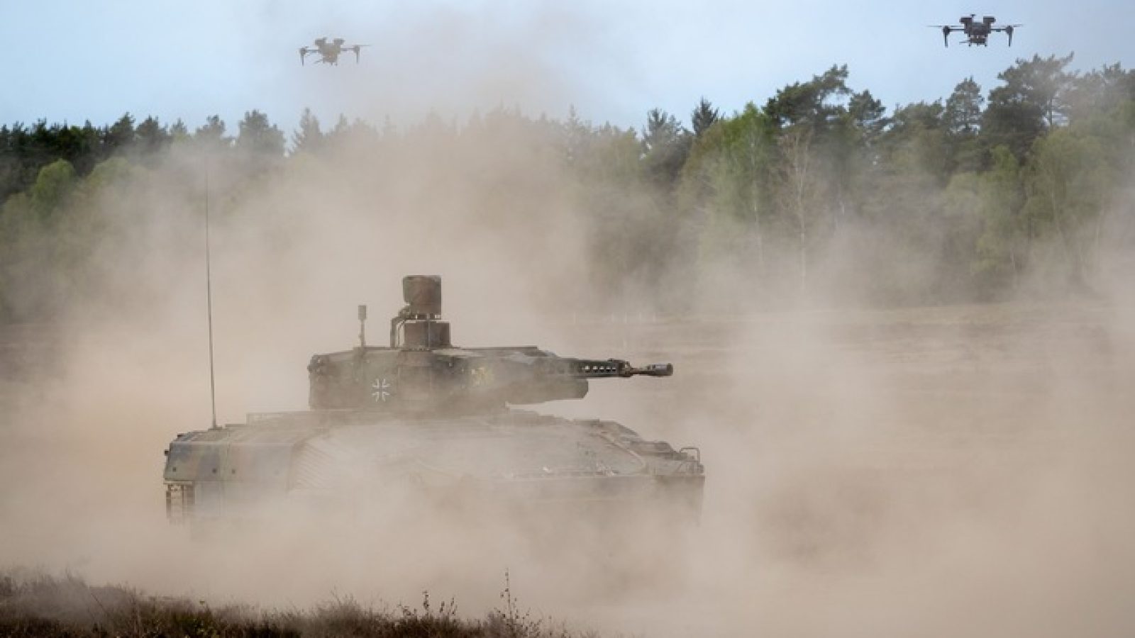 Ein Schützenpanzer Puma wird von Drohnen unterstützt. Das Zusammenspiel von Bewährtem und Neuem wurde in Munster erprobt. / Weiterer Text über ots und www.presseportal.de/nr/127975 / Die Verwendung dieses Bildes für redaktionelle Zwecke ist unter Beachtung aller mitgeteilten Nutzungsbedingungen zulässig und dann auch honorarfrei. Veröffentlichung ausschließlich mit Bildrechte-Hinweis.
