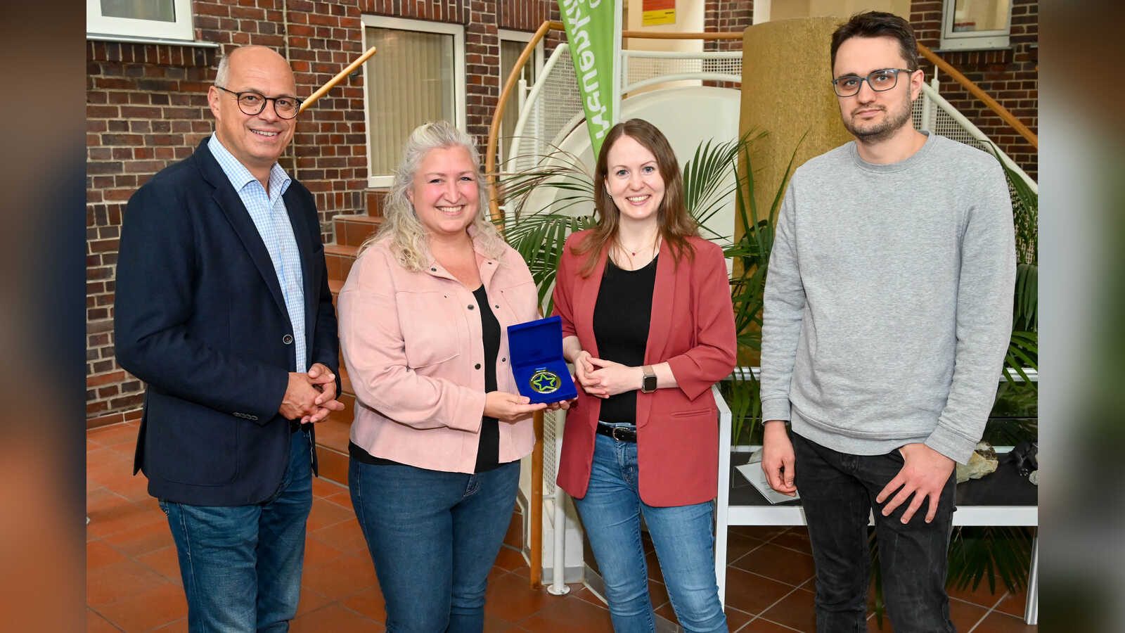 Bürgermeister Willi Brüning übergibt den Westenergie LokalStars-Award an die Igelhilfe Lakritznasen Neuenkirchen