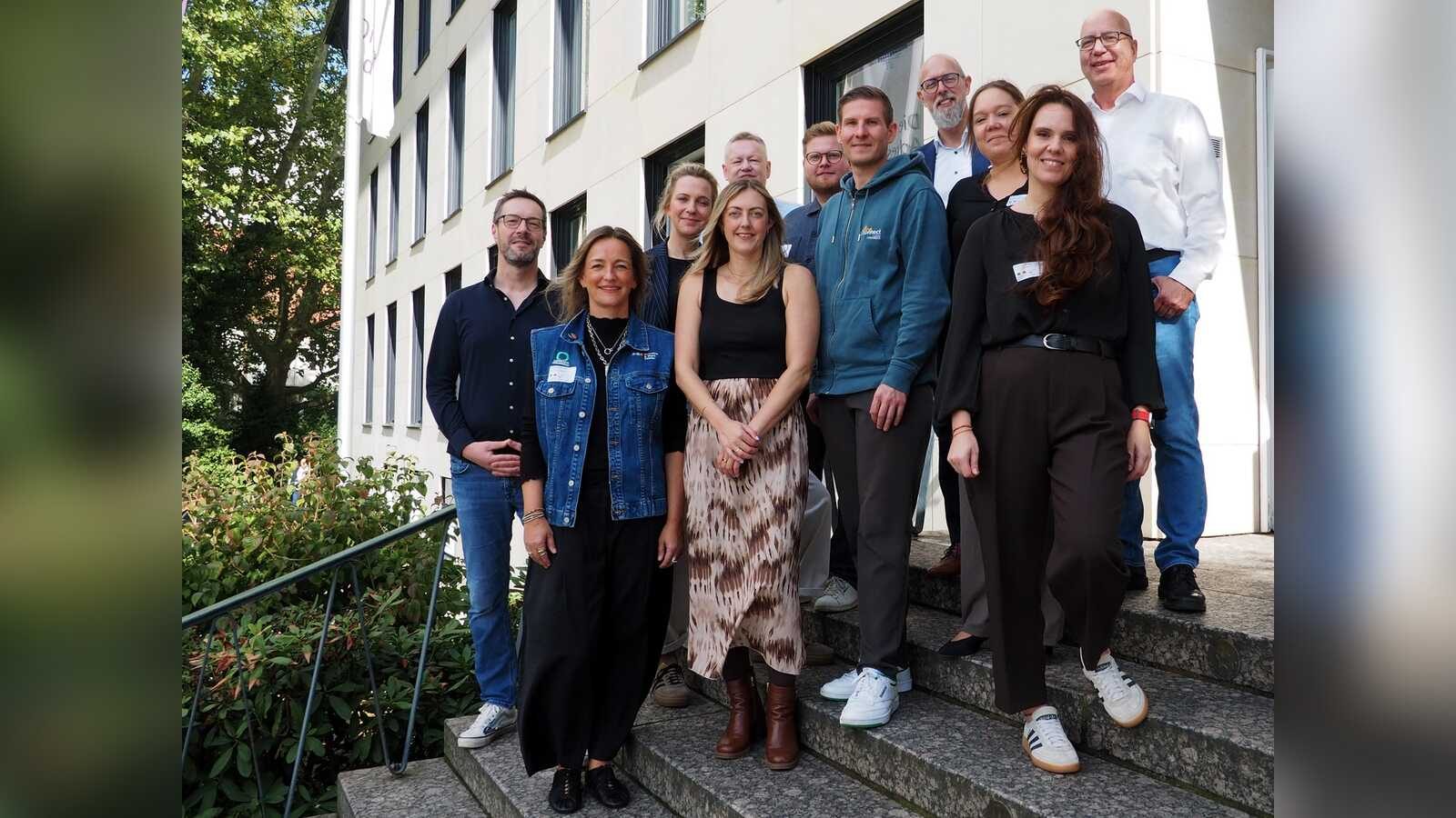 Vertreterinnen und Vertreter der sechs Partnerorganisationen des Fachkräftetags Region Osnabrück 2026 in der IHK