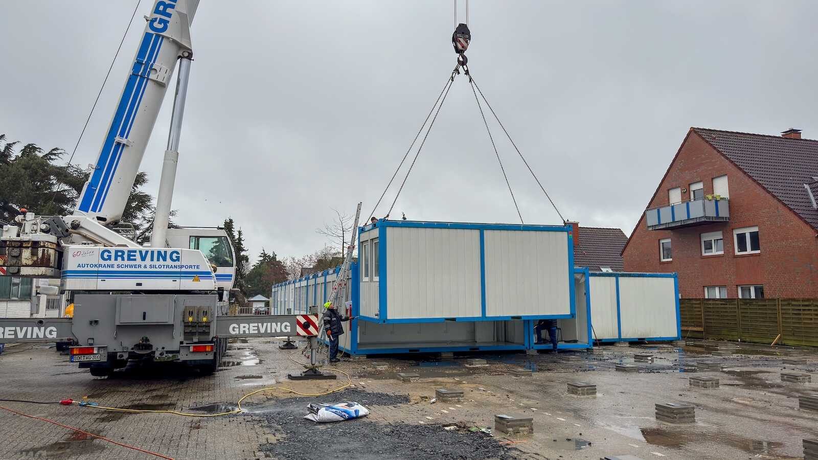 Archivbild vom Aufbau der Container für die Flüchtlingsunterkunft an der Wessumer Straße in Ahaus
