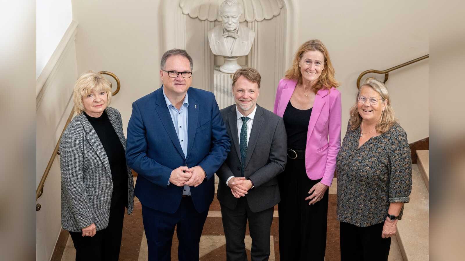 Fünf Vertreterinnen und Vertreter der Finanzressorts der Nordländer stehen nebeneinander bei der 5. Nord-Finanzministerkonferenz in Bremen