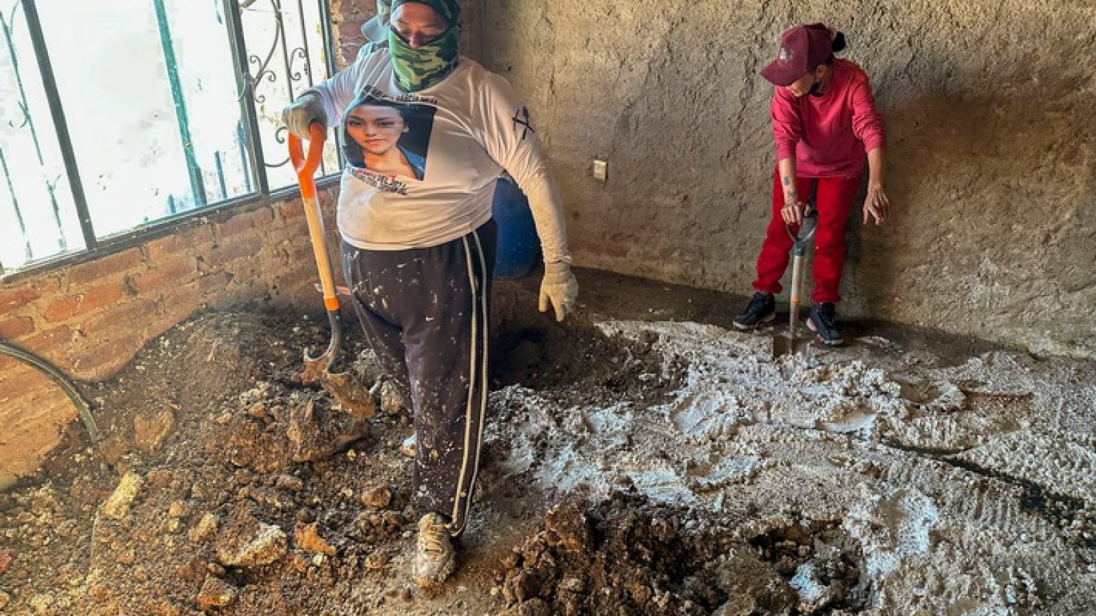 Gemeinsam durchkämmen die sogenannten "Buscadores" Felder, Wälder und verlassene Gebäude - immer wieder stoßen sie auf Überreste von Vermissten.
© SWR/Michael Stocks, honorarfrei - Verwendung gemäß der AGB im engen inhaltlichen, redaktionellen Zusammenhang mit genannter SWR-Sendung und bei Nennung "Bild: SWR/Michael Stocks" (S2). SWR Presse/Bildkommunikation, Baden-Baden, Tel: 07221/929-22202, foto@swr.de. / Weiterer Text über ots und www.presseportal.de/nr/75892 / Die Verwendung dieses Bildes für redaktionelle Zwecke ist unter Beachtung aller mitgeteilten Nutzungsbedingungen zulässig und dann auch honorarfrei. Veröffentlichung ausschließlich mit Bildrechte-Hinweis.