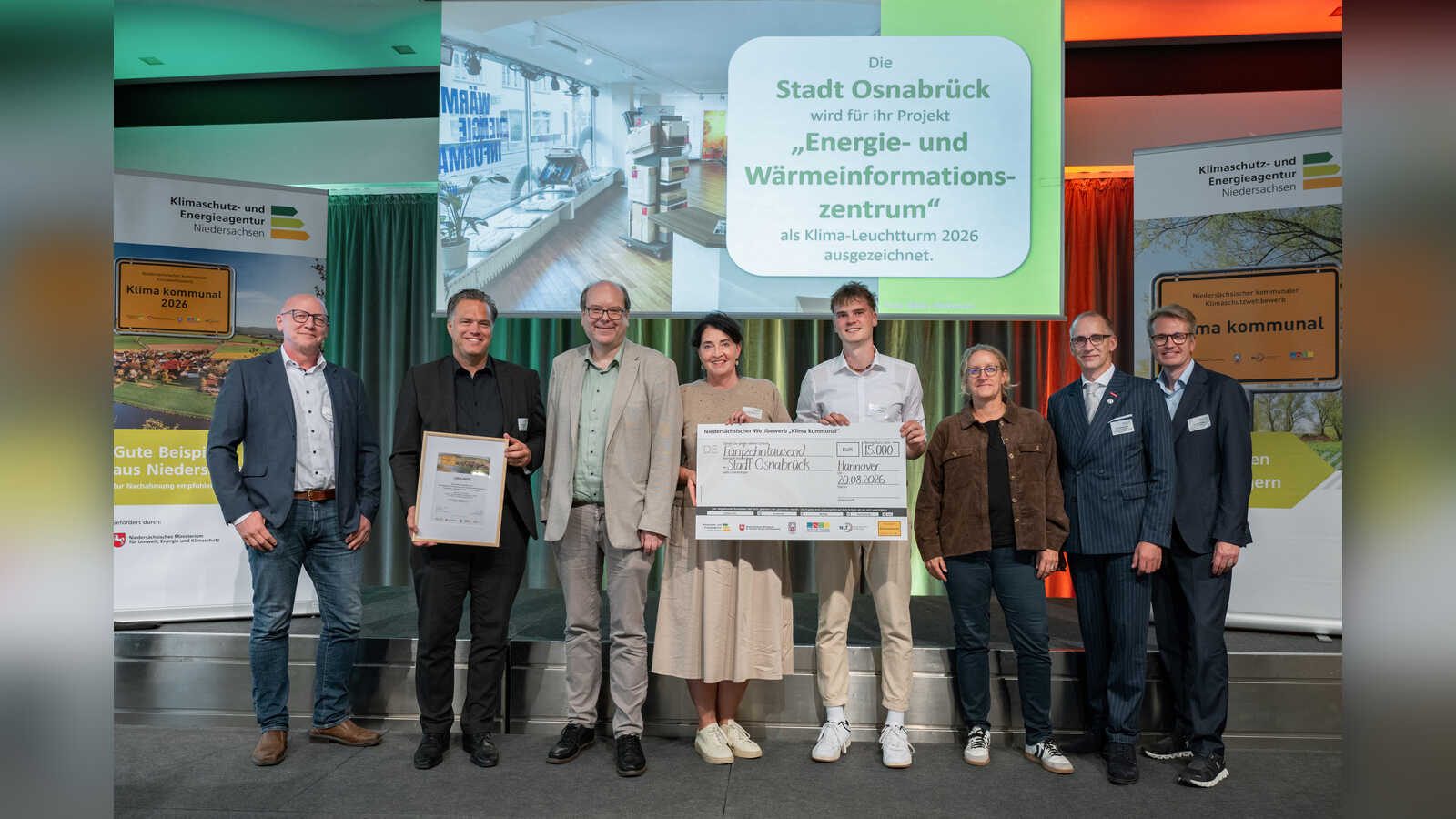Vertreterinnen und Vertreter der Stadt Osnabrück nehmen die Auszeichnung Klima kommunal 2026 in Hannover entgegen