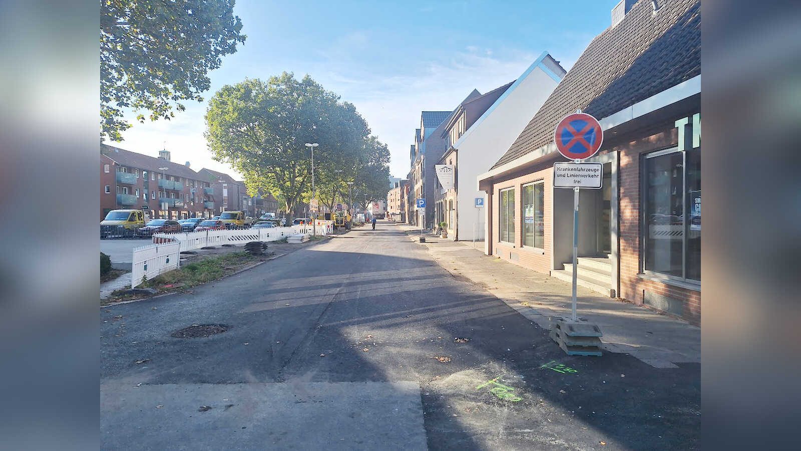 Bauarbeiten auf der Wallstraße in Ahaus mit Absperrgittern und Baggern